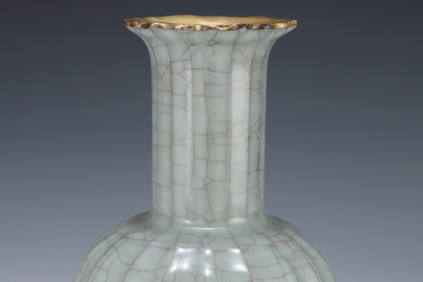 An Exquisite Guan yao Cover with Gold Vase,with an Imperial Poem by Emperor Qianlong - 4