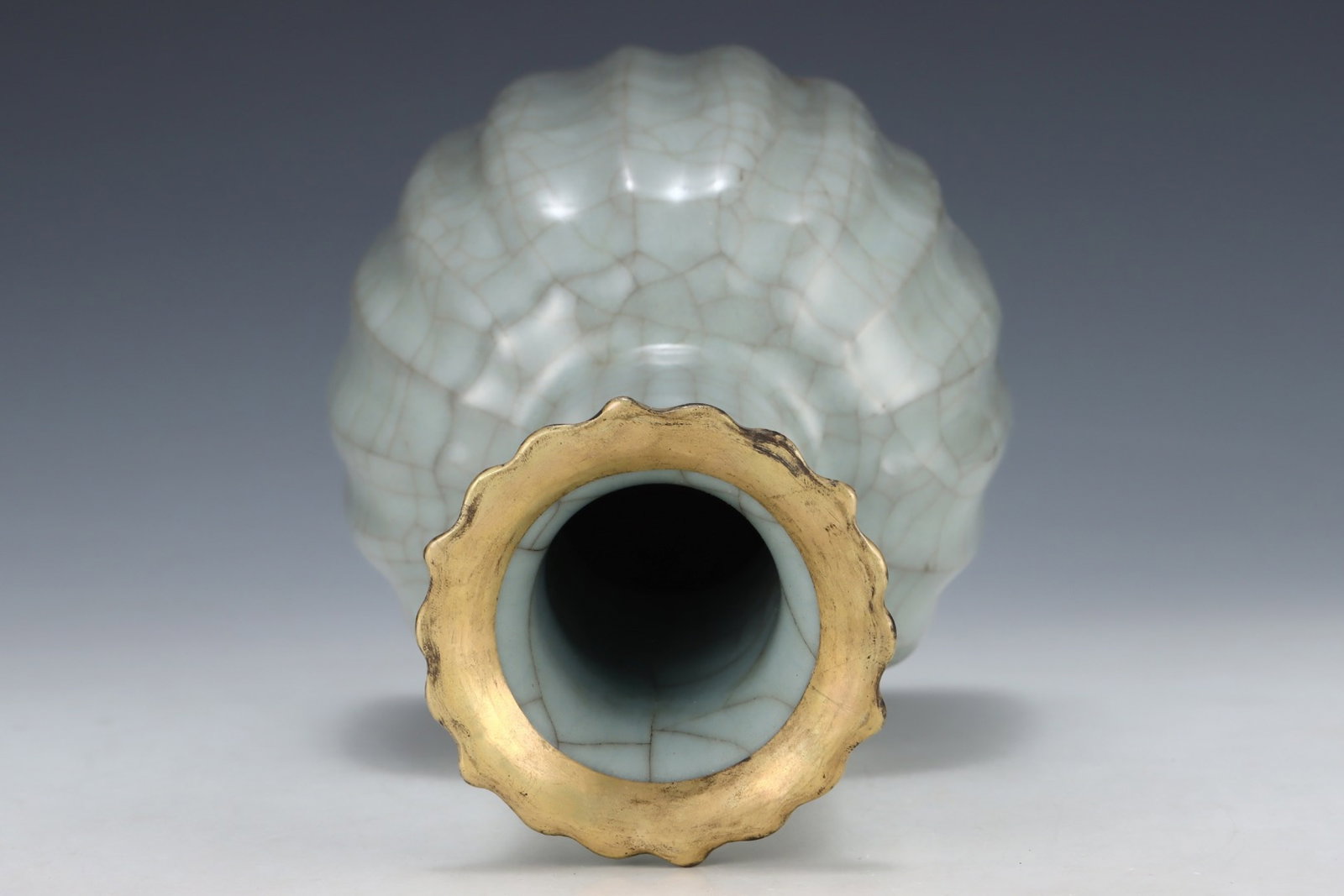 An Exquisite Guan yao Cover with Gold Vase,with an Imperial Poem by Emperor Qianlong - 6