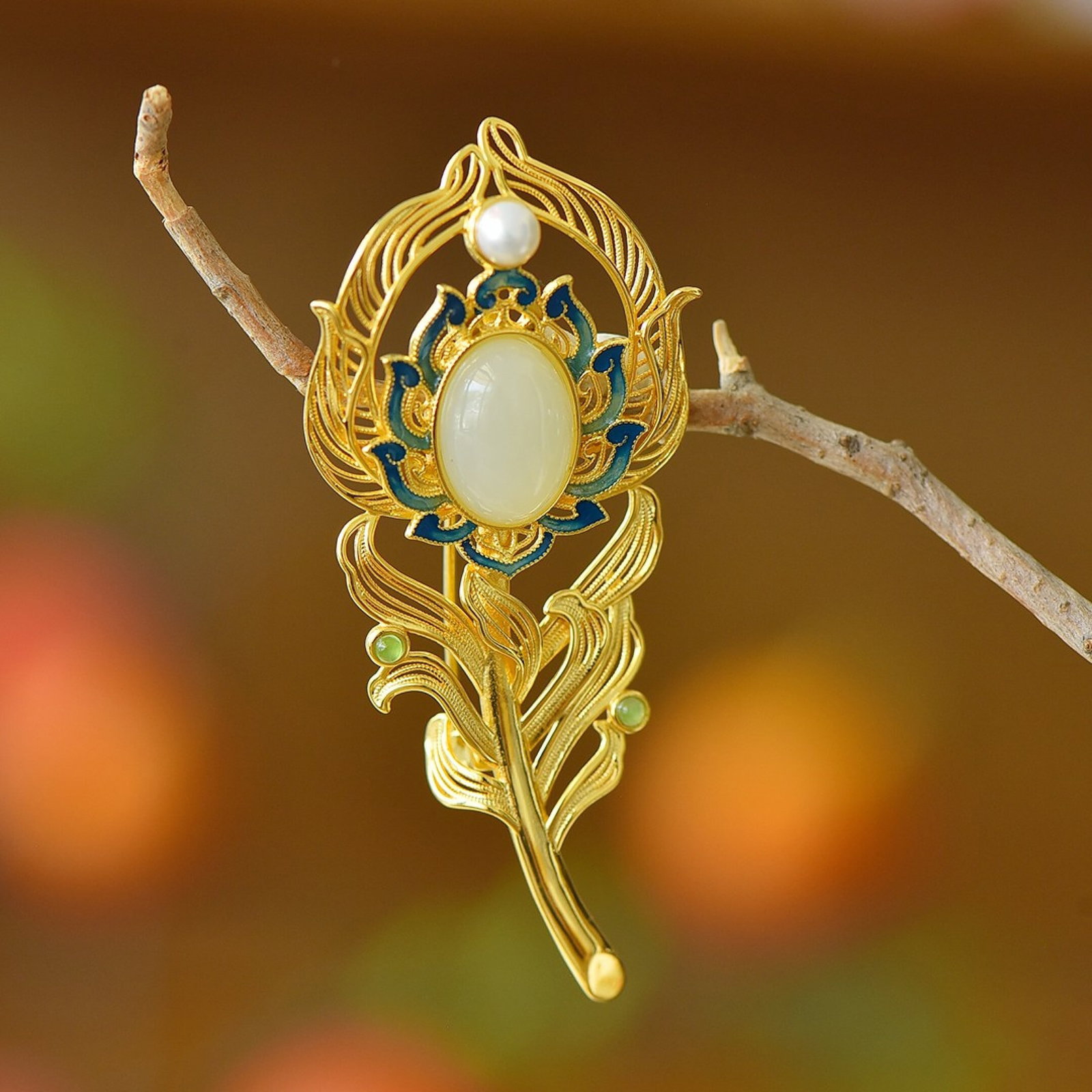 An Exquisite Sterling Silver-Gold Plated Inlaid White Jade Brooch: Estimated Value:400-800 An Exquisite Sterling Silver-Gold Plated Inlaid White Jade Brooch,Size:10mmx10mm 纯银镀金镶白玉胸针