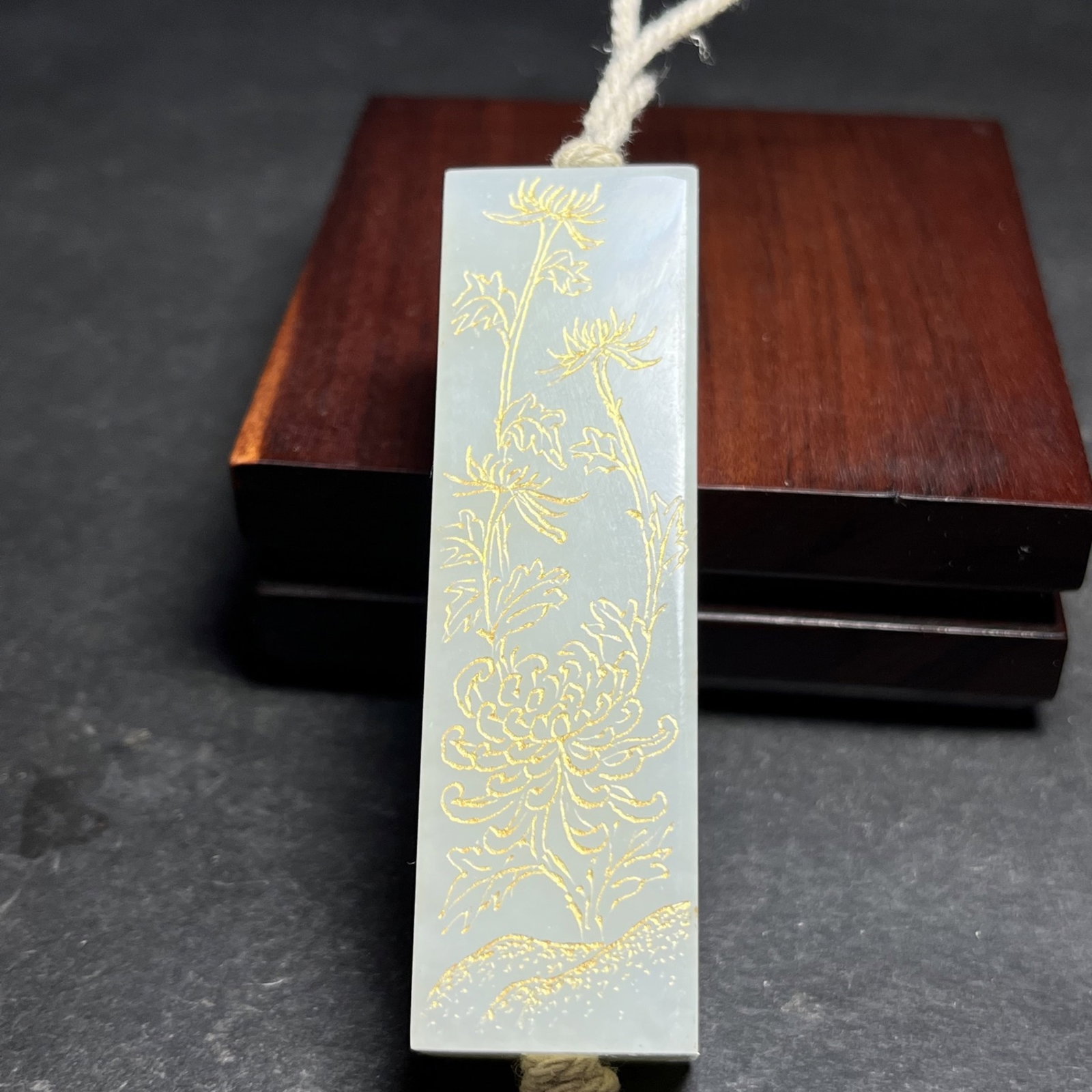 An Exquisite White Jade Painted Gold Plum Blossom,Orchid Bamboo and Chrysanthemum Pattern Pendant: Estimated Value:960-1920 An Exquisite White Jade Painted Gold Plum Blossom,Orchid Bamboo and Chrysanthemum Pattern Pendant,Qing Dynasty,China,Size:21mmx19mmx72mm,Weight:85g