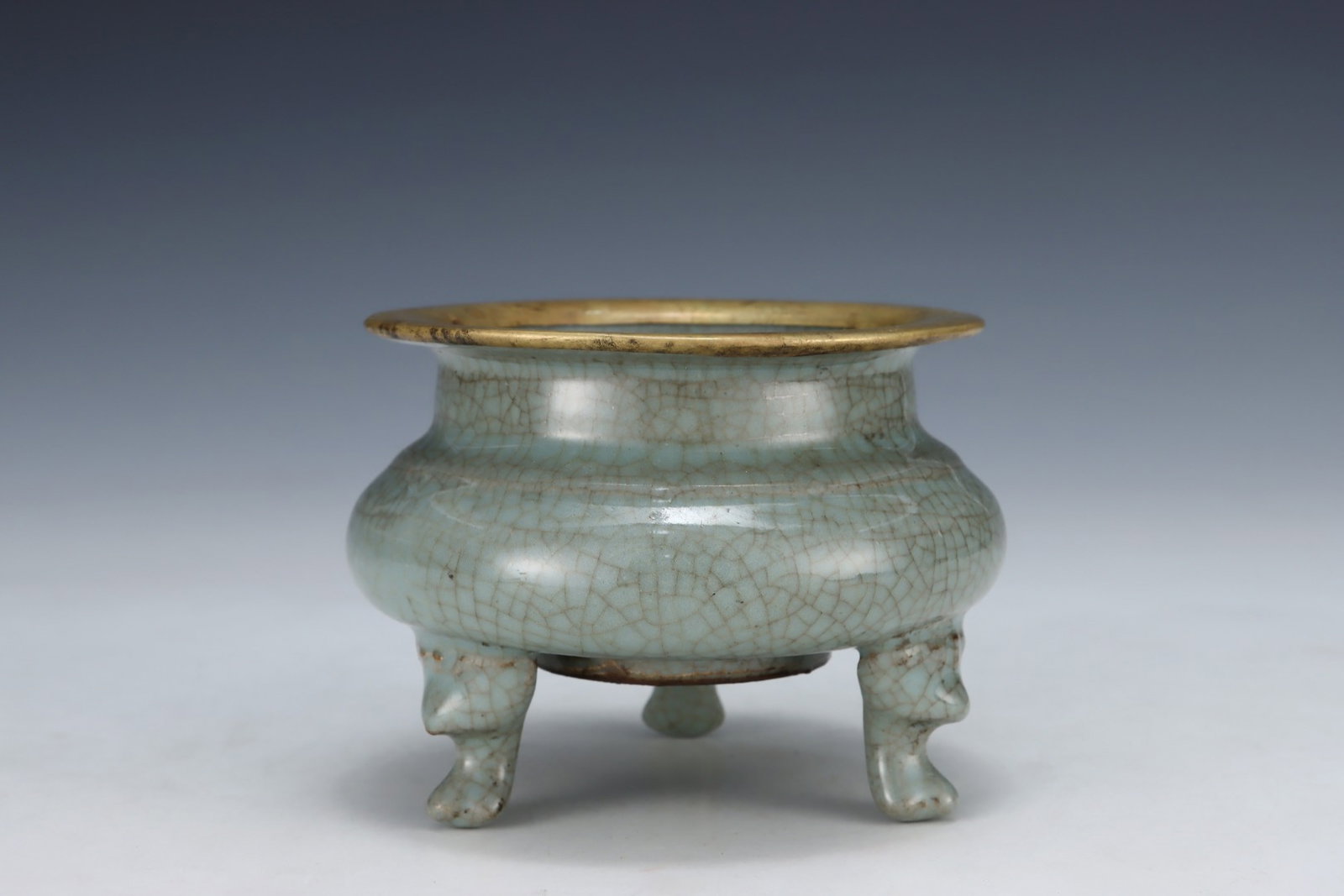 An Exquisite Guan yao Cover with Gold Tripod Censer - 2