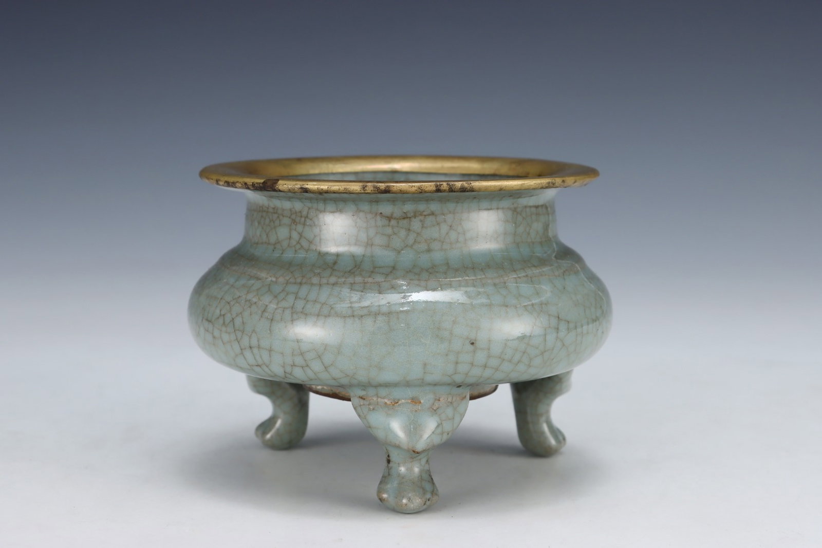 An Exquisite Guan yao Cover with Gold Tripod Censer - 3