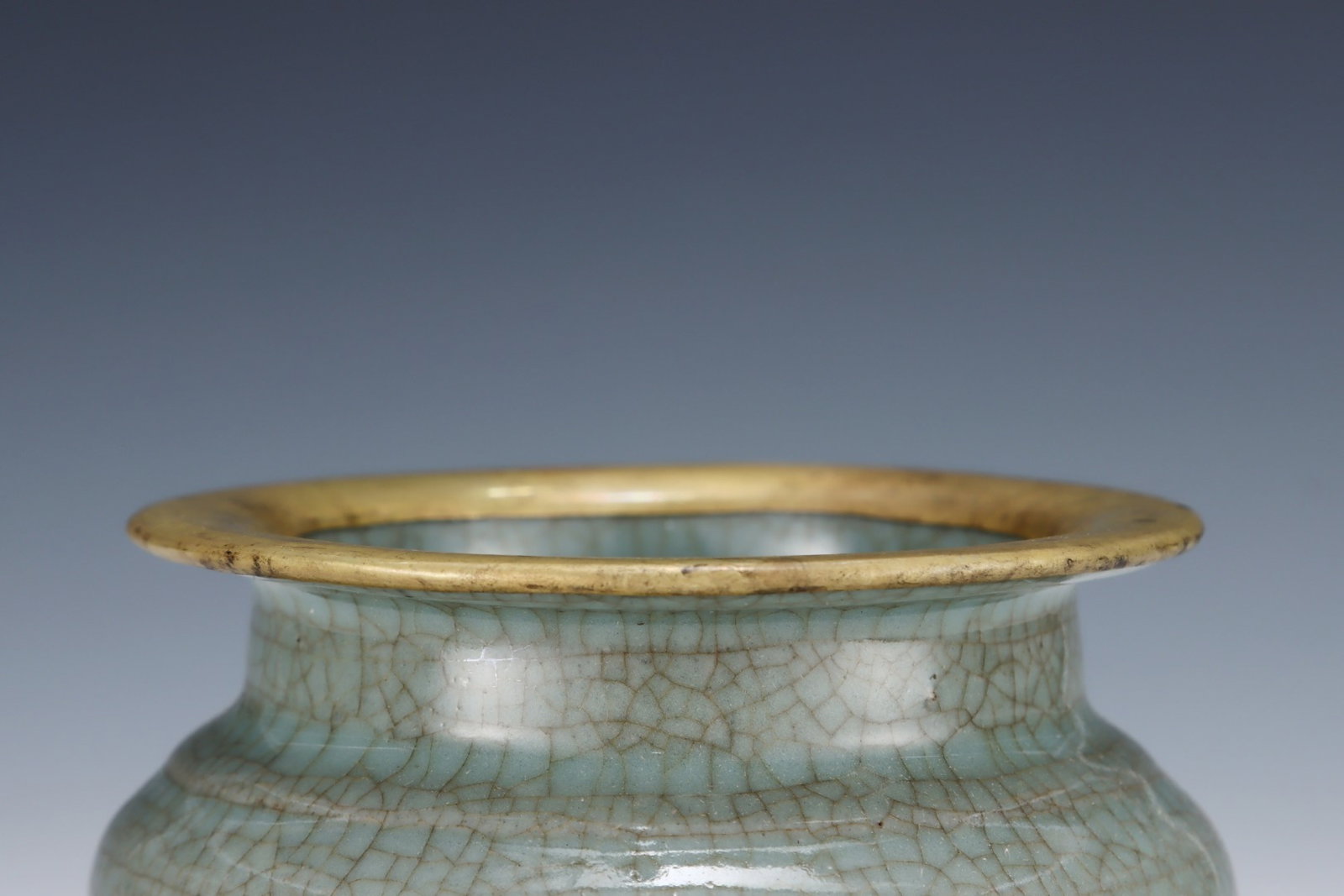 An Exquisite Guan yao Cover with Gold Tripod Censer - 4