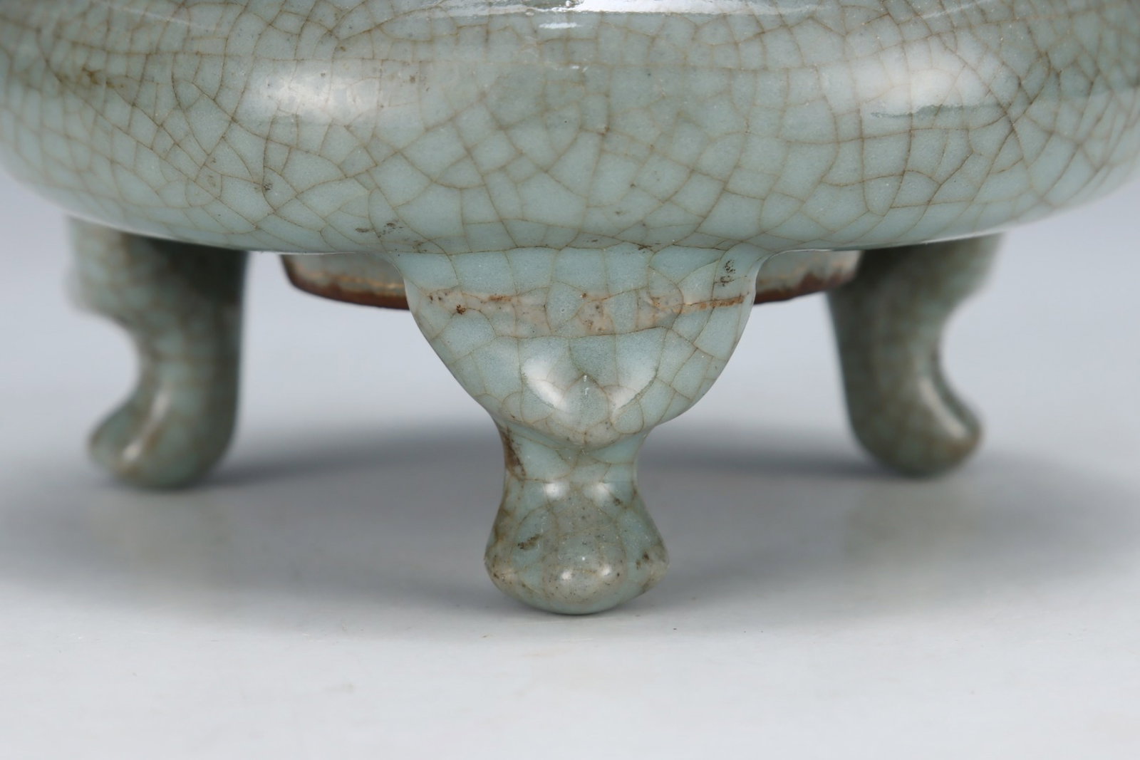 An Exquisite Guan yao Cover with Gold Tripod Censer - 5