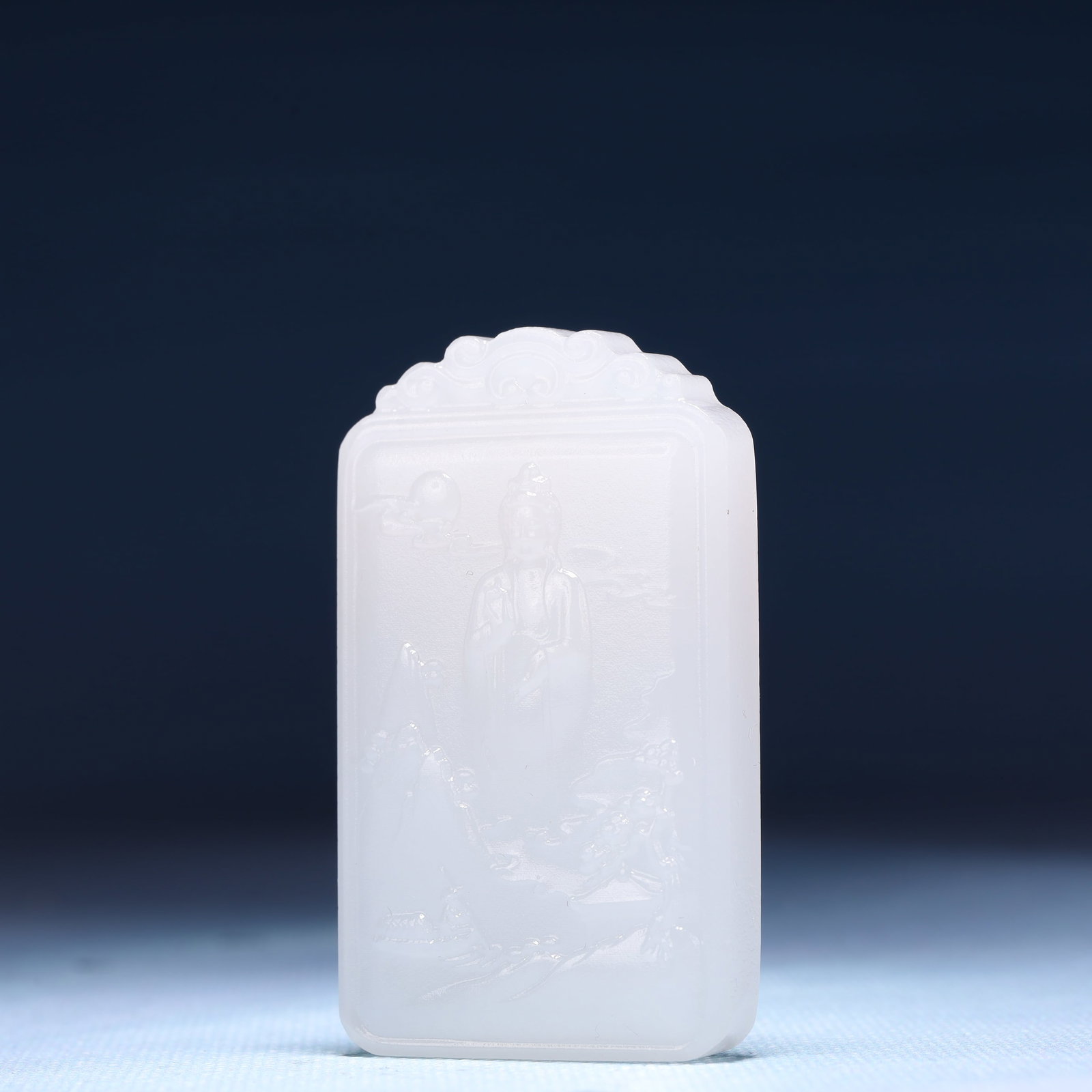 An Exquisite White Jade Statue of Avalokitesvara Pendant - 2