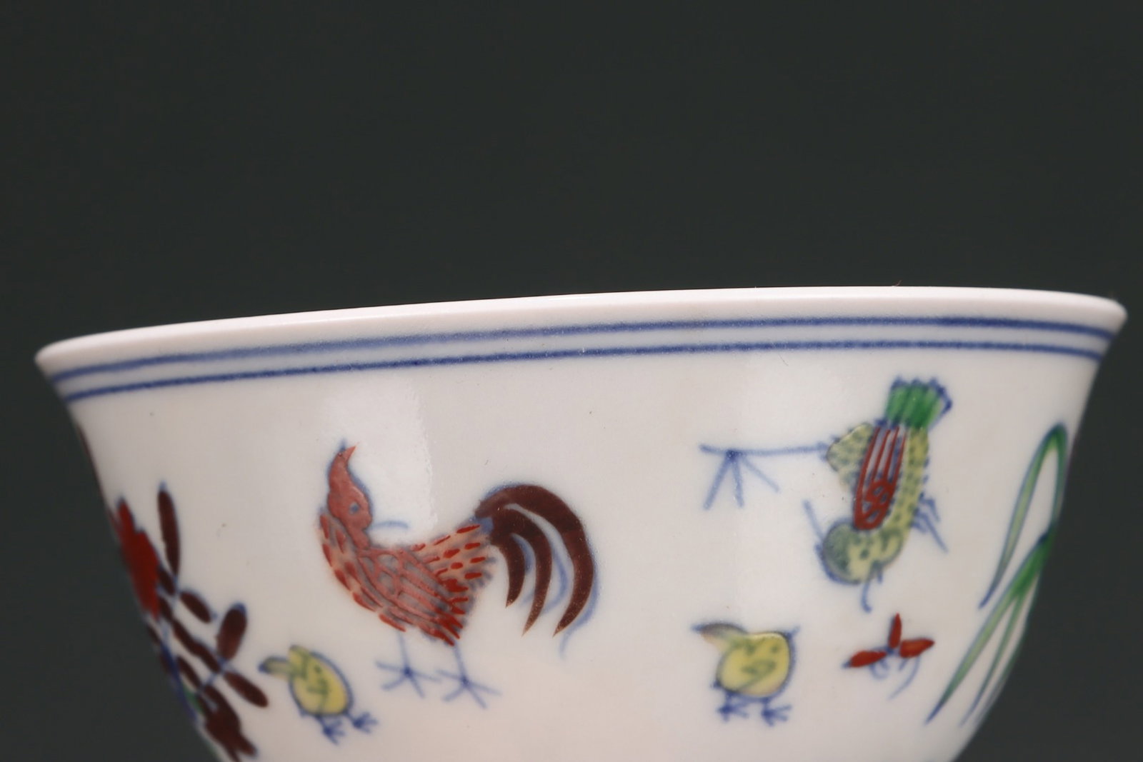 A Pair of Exquisite Blue and White Doucai Flower and Rooster Pattern Cups - 7