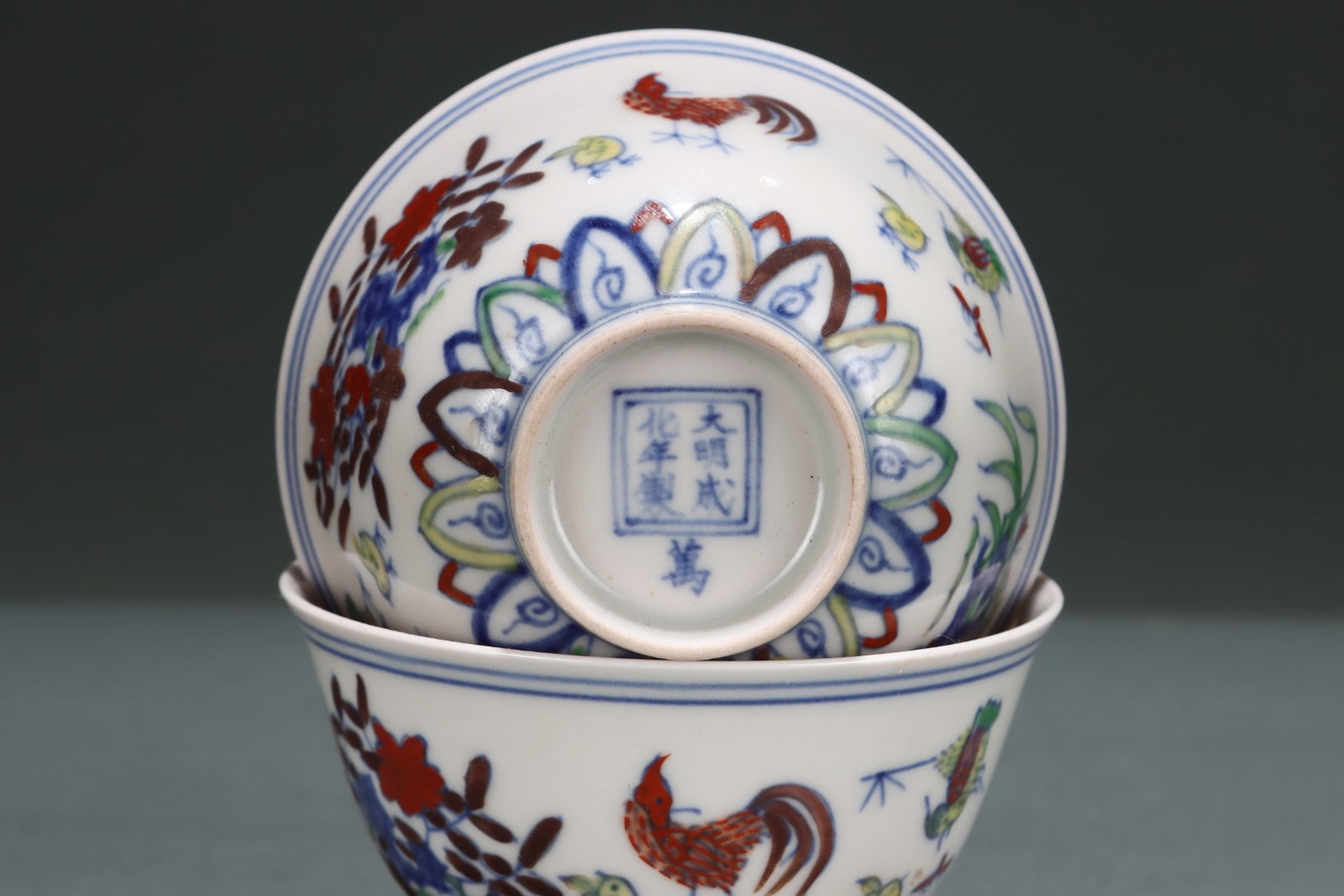 A Pair of Exquisite Blue and White Doucai Flower and Rooster Pattern Cups - 8