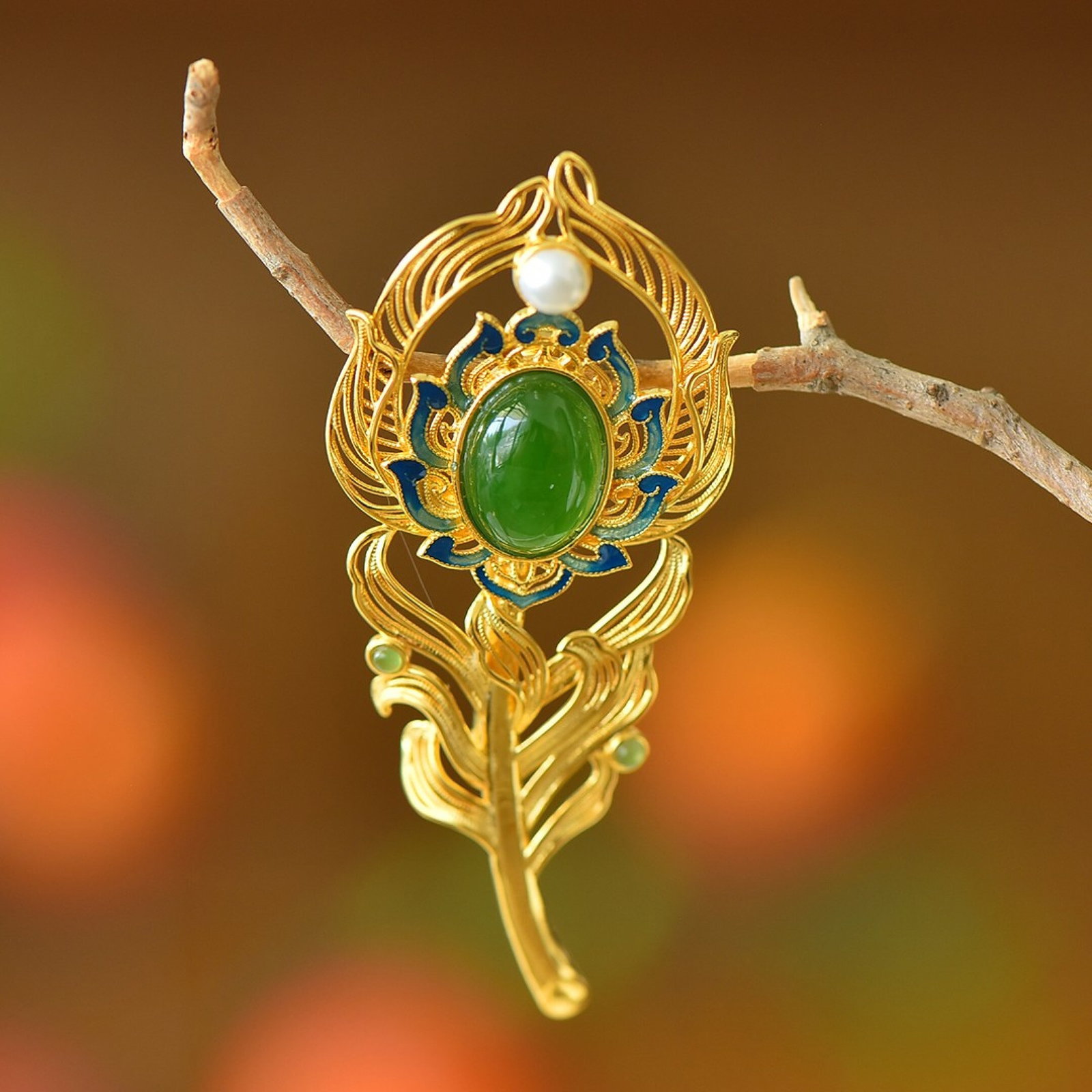 An Exquisite Sterling Silver-Gold Plated Inlaid Jasper Brooch: Estimated Value:400-800 An Exquisite Sterling Silver-Gold Plated Inlaid Jasper Brooch,Size:10mmx10mm 纯银镀金镶碧玉胸针