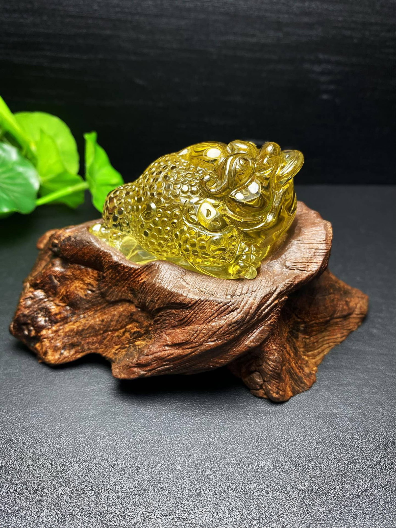 An Exquisite Crystal Golden Toad Ornament - 2