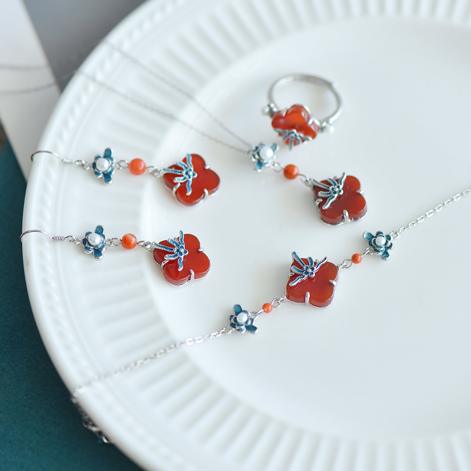 A Set of Fine Sterling Silver Inlaid Agate Jewelrys,Inlaid Pearls: Estimated Value:800-1600 A Set of Fine Sterling Silver Inlaid Agate Jewelrys,Inlaid Pearls 一套纯银镶玛瑙首饰,嵌珍珠