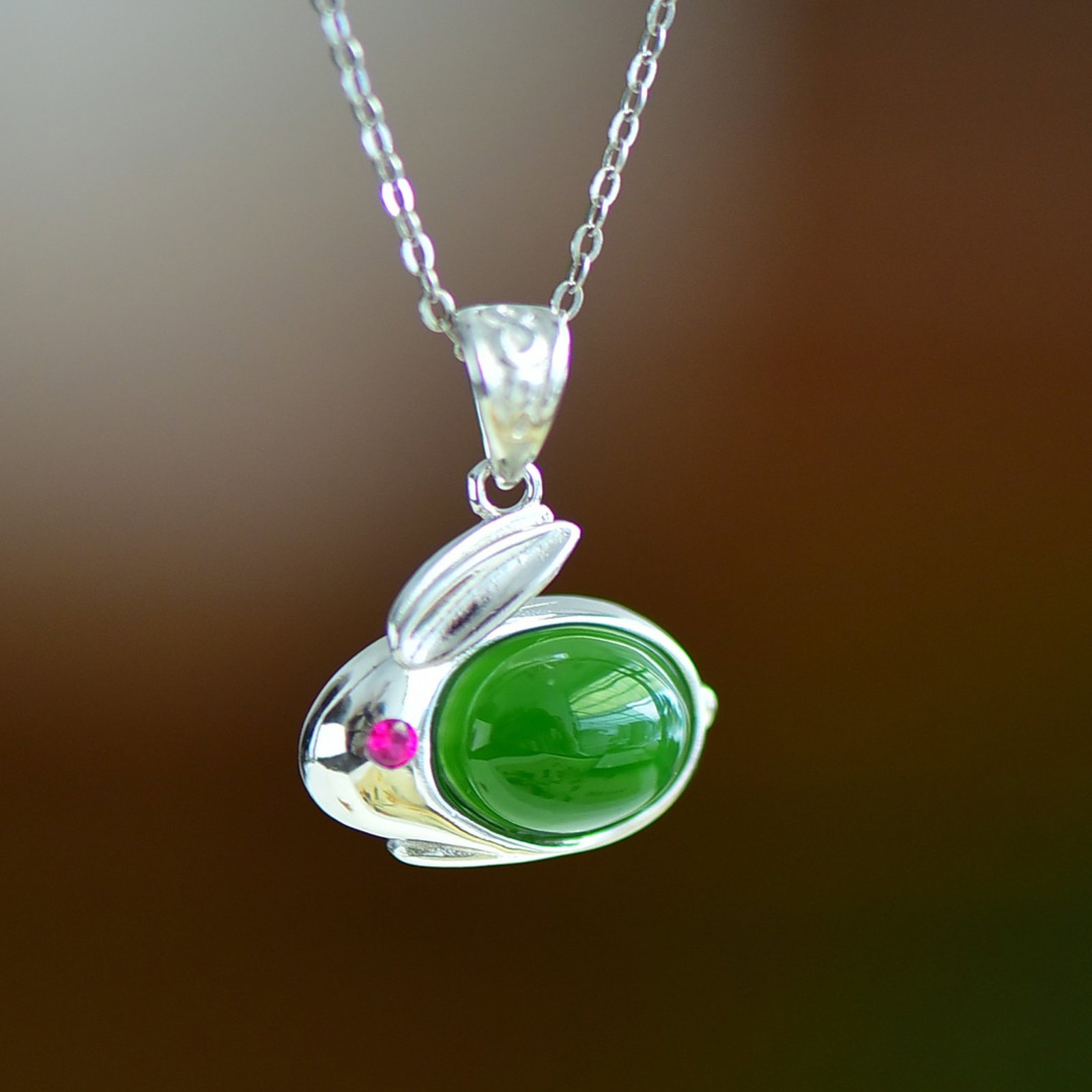 An Exquisite Sterling Silver Inlaid Jasper Pendant: Estimated Value:200-400 An Exquisite Sterling Silver Inlaid Jasper Pendant 纯银镶碧玉吊坠
