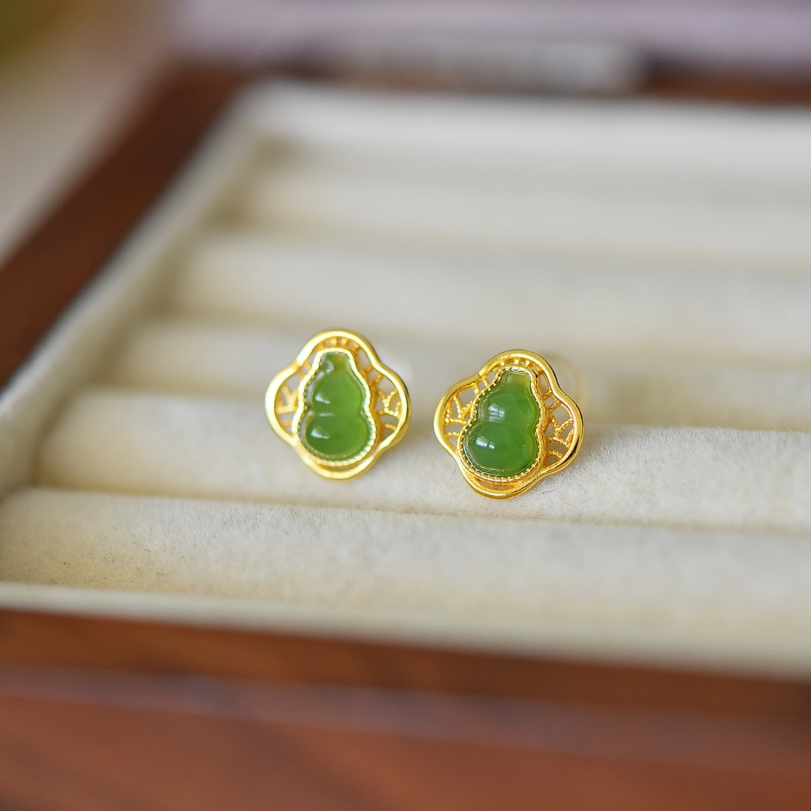 A Pair of Exquisite Sterling Silver-Gold Plated Inlaid Jasper Earrings: Estimated Value:200-400 A Pair of Exquisite Sterling Silver-Gold Plated Inlaid Jasper Earrings,Size:5mmx7mm 一对纯银镀金镶碧玉耳钉