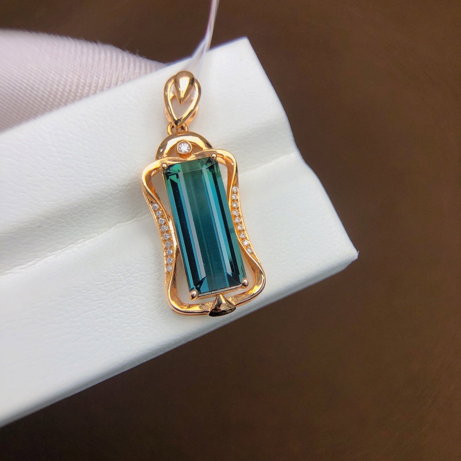 4.13Ctw Natural Tourmaline Pendant: Estimated Value:3600-7200 4.13Ctw Natural Tourmaline Pendant,Size:15.1mmx6.3mm 4.13Ctw天然碧玺吊坠