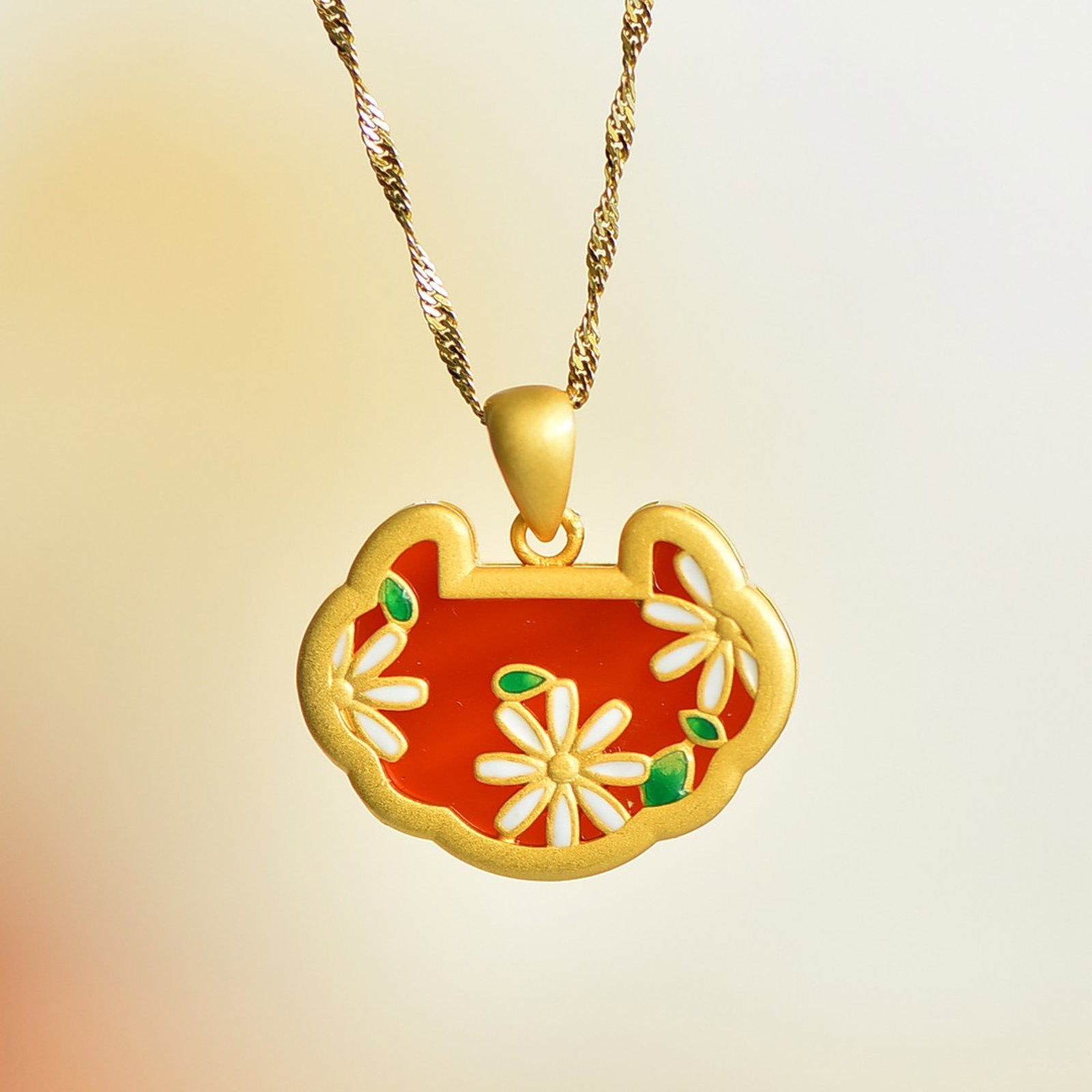 An Exquisite Sterling Silver-Gold Plated Inlaid Agate Enamel Pendant: Estimated Value:200-400 An Exquisite Sterling Silver-Gold Plated Inlaid Agate Enamel Pendant 纯银镀金镶玛瑙珐琅吊坠