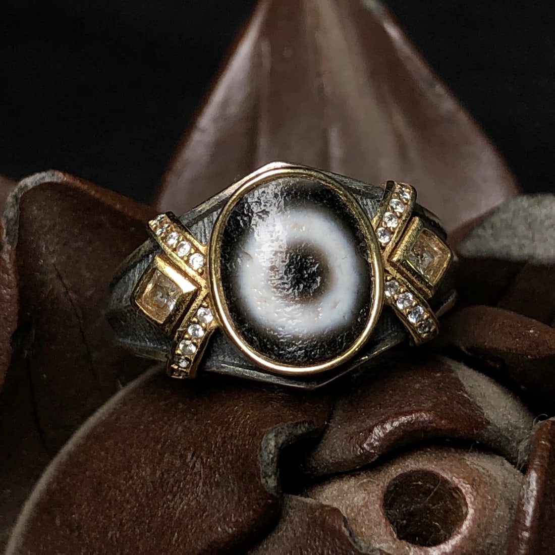 An Exquisite Sterling Silver Inlaid Dzi Bead Ring,Inlaid Gems: Estimated Value:600-1200 An Exquisite Sterling Silver Inlaid Dzi Bead Ring,Inlaid Gems,Size:18mm 纯银镶天珠戒指,嵌宝石