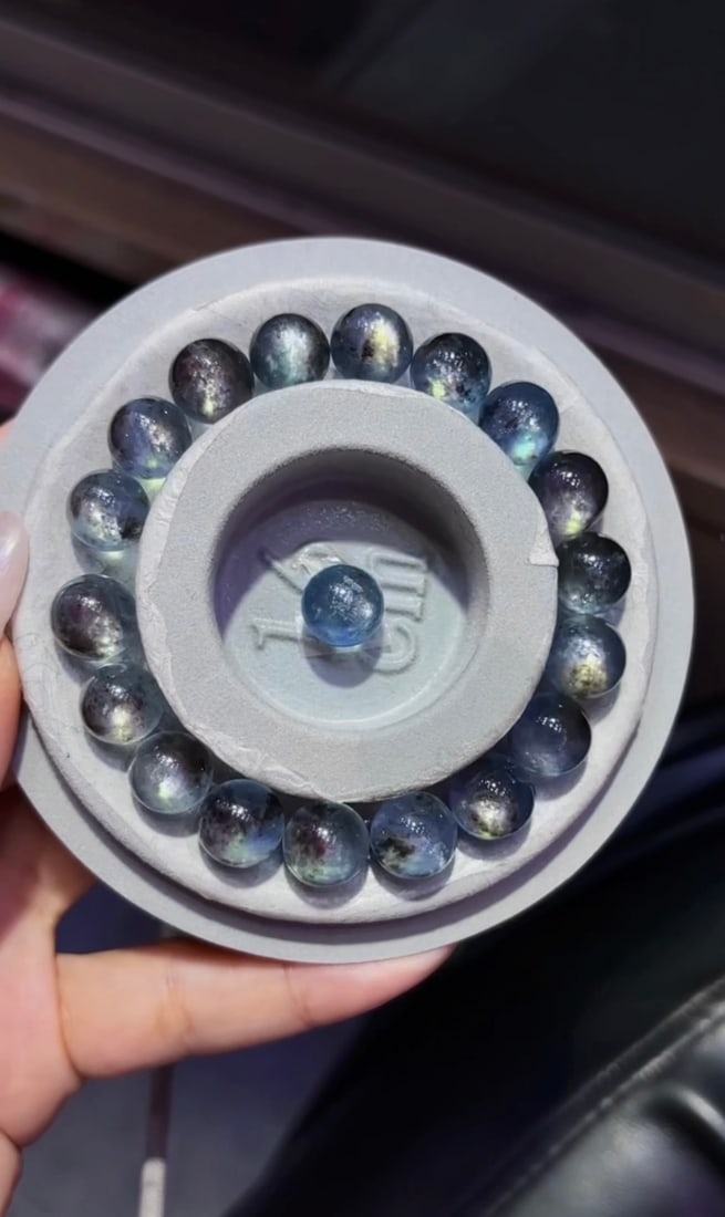 An Exquisite Aquamarine Bracelets: Estimated Value:1800-3600 An Exquisite Aquamarine Bracelets,Size:10.5mm,Weight:30.3g 海蓝宝手串