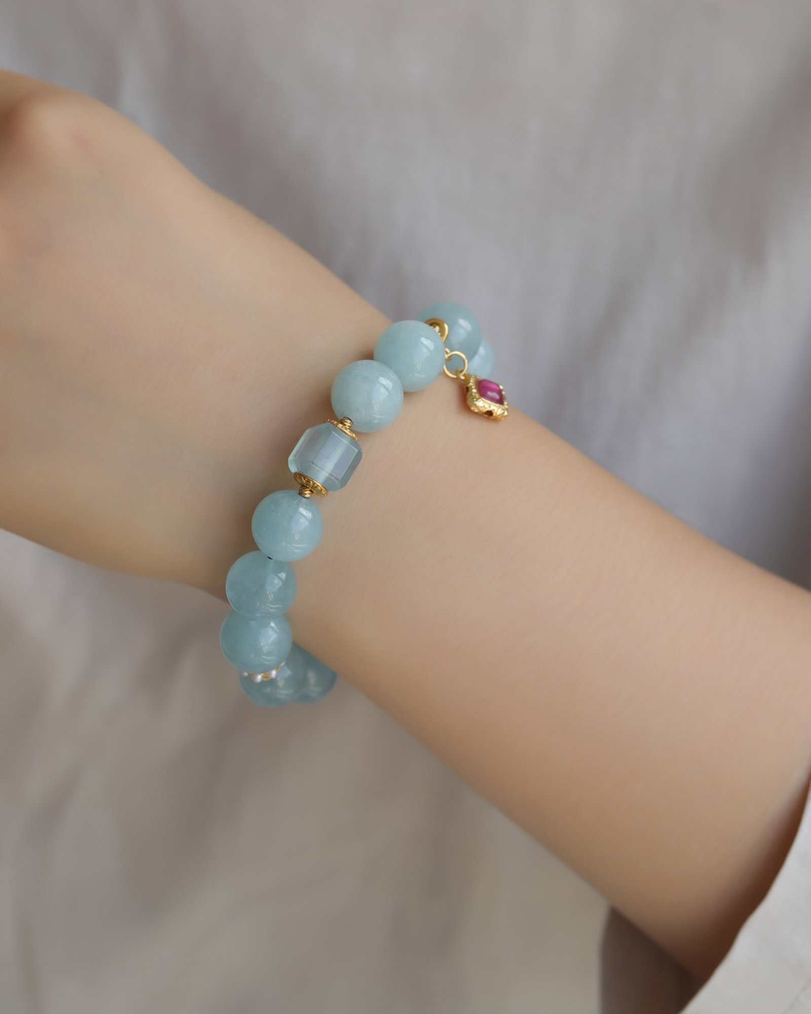 An Exquisite Aquamarine Bracelets - 9