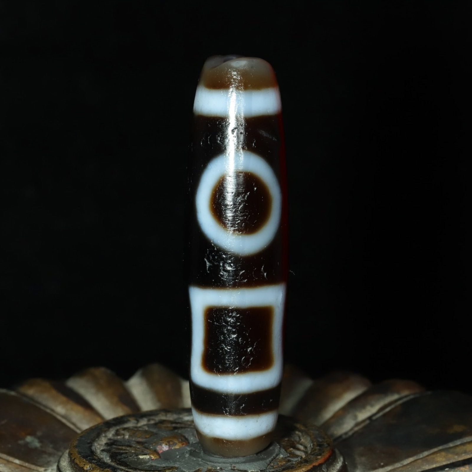 An Exquisite Dzi Bead Pendant: Estimated Value:200-400 An Exquisite Dzi Bead Pendant，Size：46mmx12mm，Weight：11g 天珠挂件
