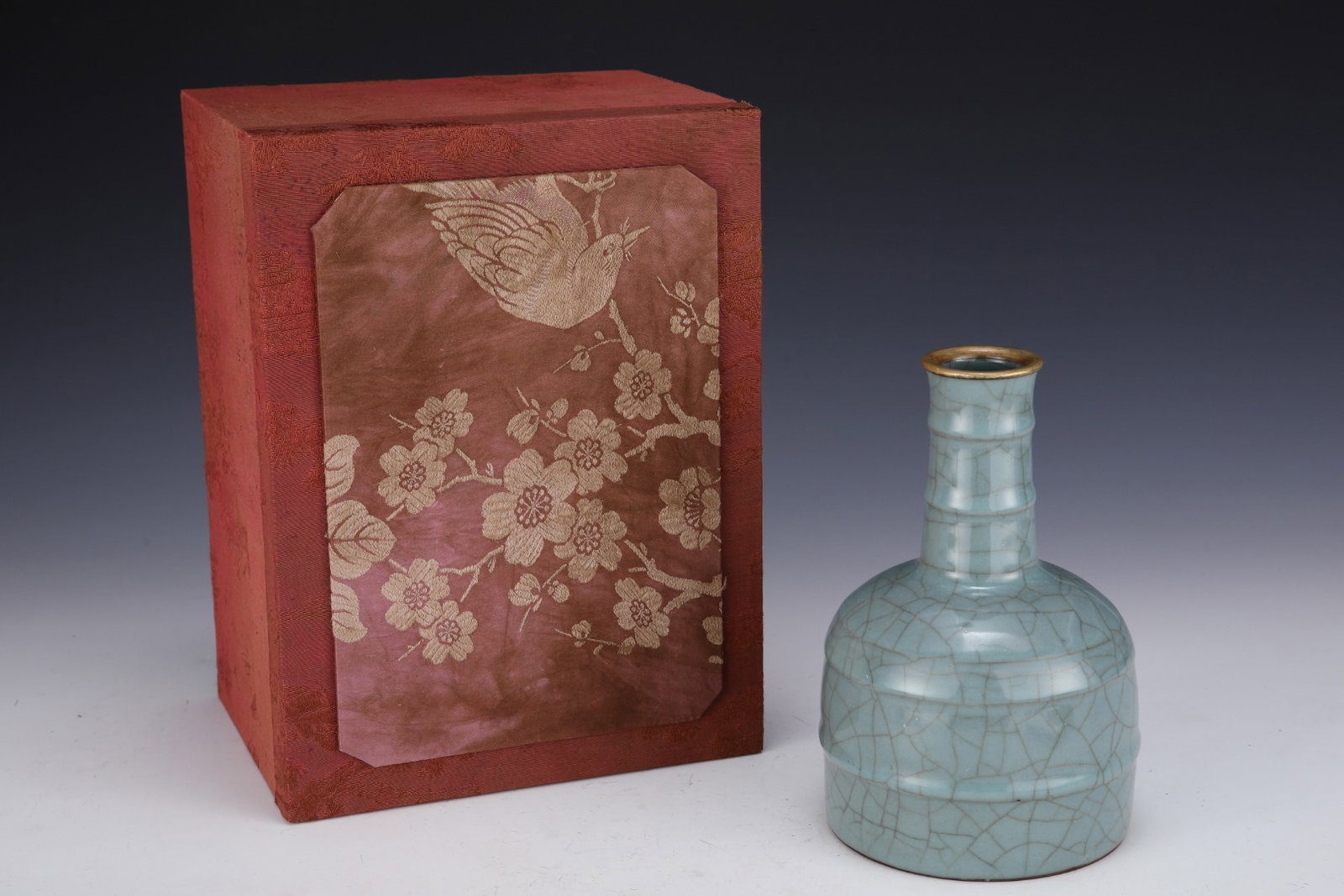 An Exquisite Guan yao Cover with Gold Vase,with an Imperial Poem by Emperor Qianlong: Estimated Value:1200-2400 An Exquisite Guan yao Cover with Gold Vase,with an Imperial Poem by Emperor Qianlong,Song Dynasty,China,Size:7.4inx4.7in