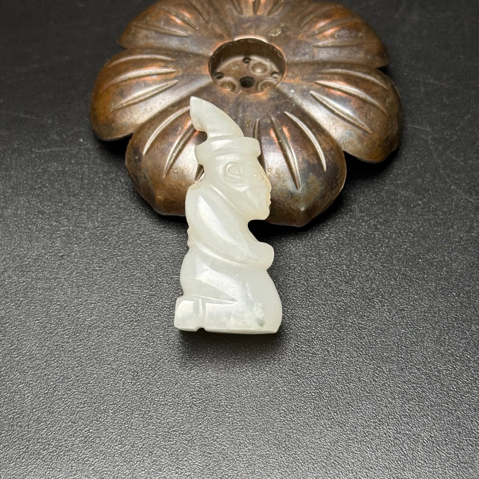 An Exquisite White Jade Figure Pendant - 2