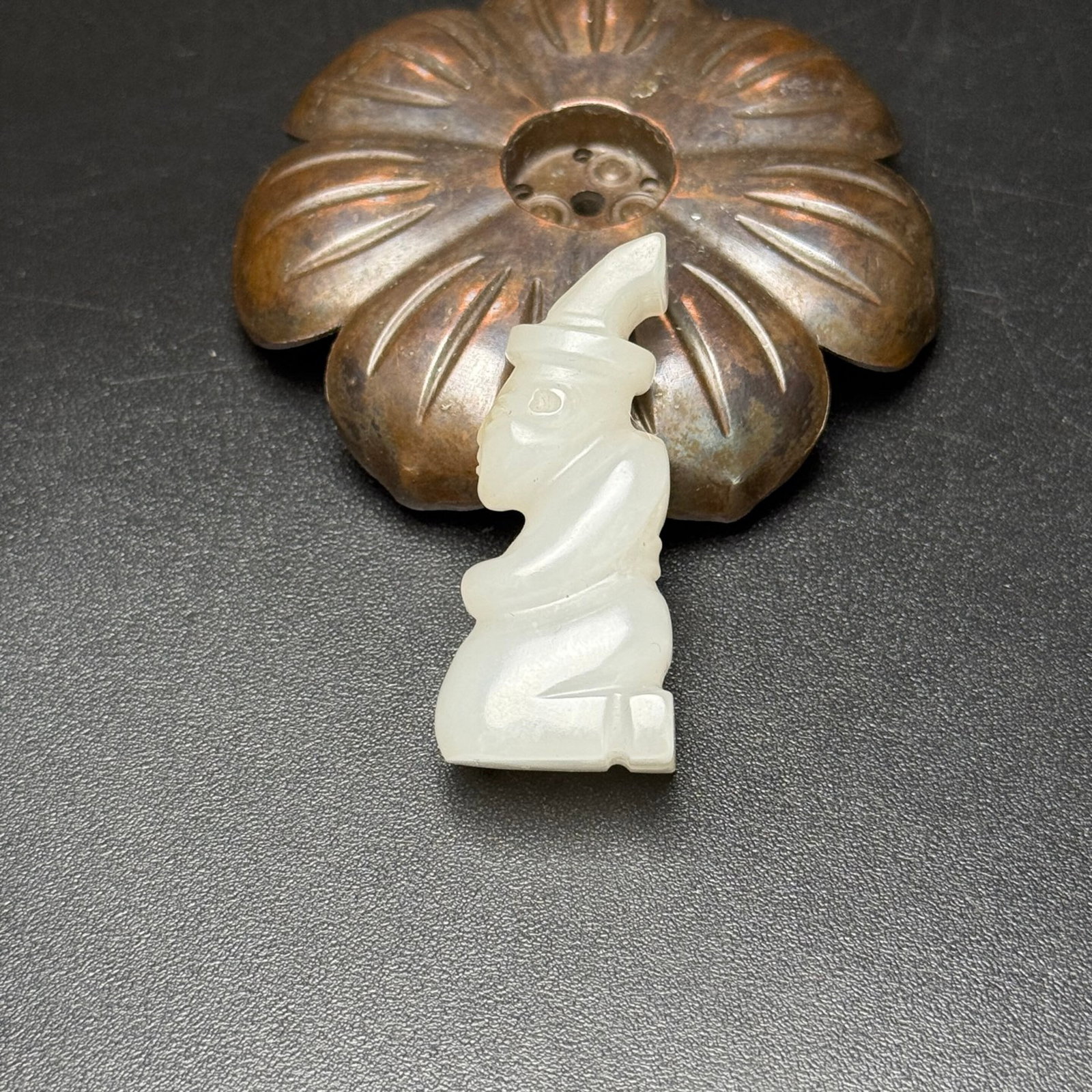 An Exquisite White Jade Figure Pendant - 3