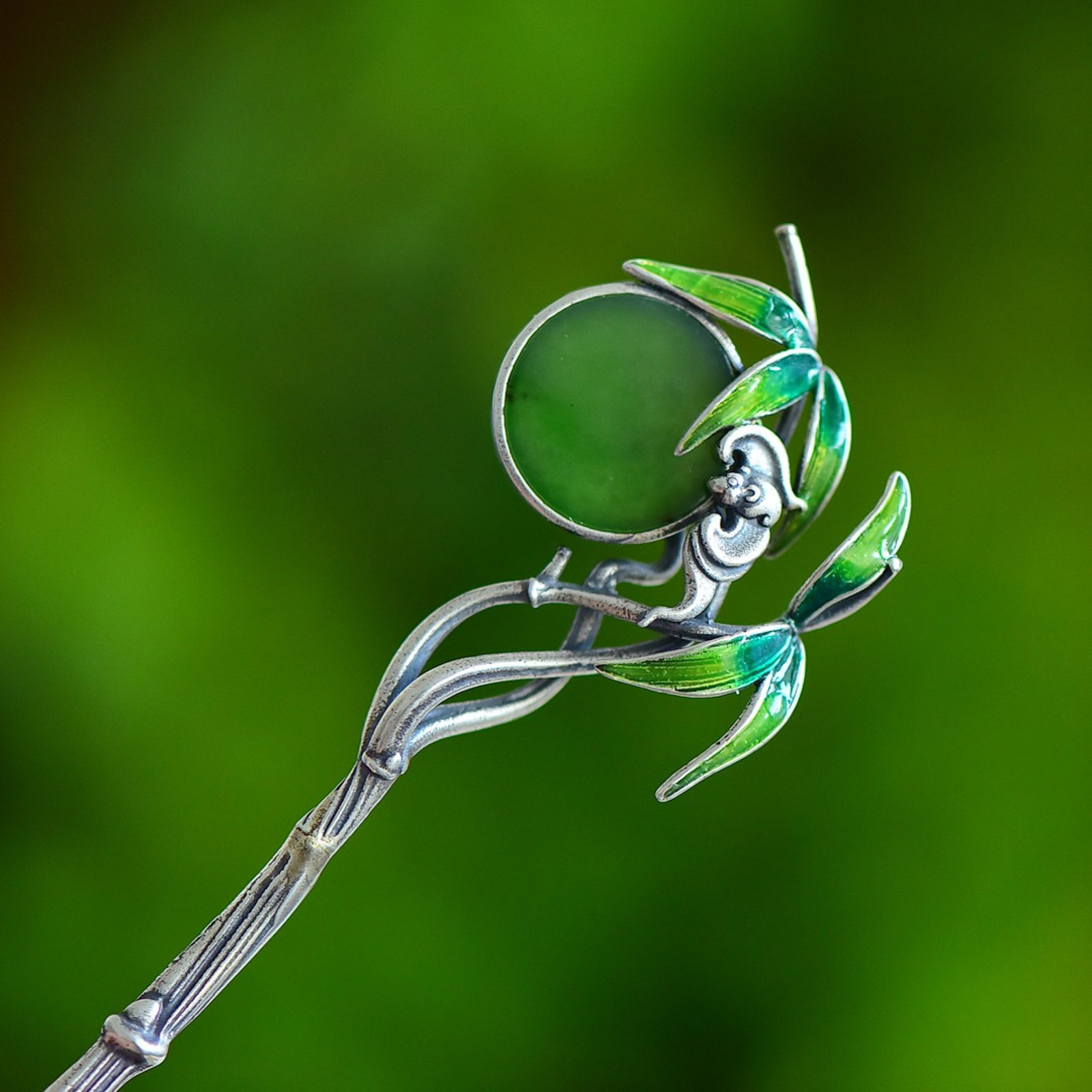 An Exquisite Sterling Silver Inlaid Jasper Enamel Hairpin: Estimated Value:600-1200 An Exquisite Sterling Silver Inlaid Jasper Enamel Hairpin,Size:16mmx16mm 纯银镶碧玉珐琅发簪