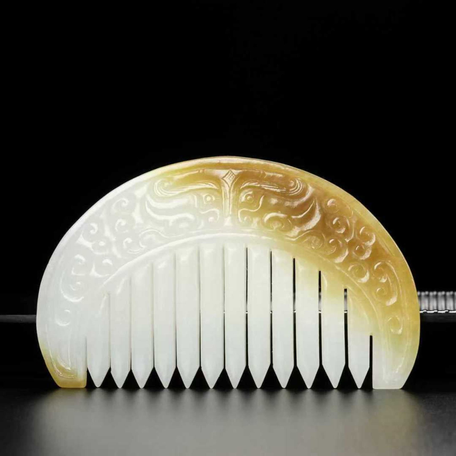 An Exquisite White Jade Beast-Face Pattern Comb: Estimated Value:1000-2000 An Exquisite White Jade Beast-Face Pattern Comb,Qing Dynasty,China,Size:3.9inx2.6inx0.3in,Weight:68.3g