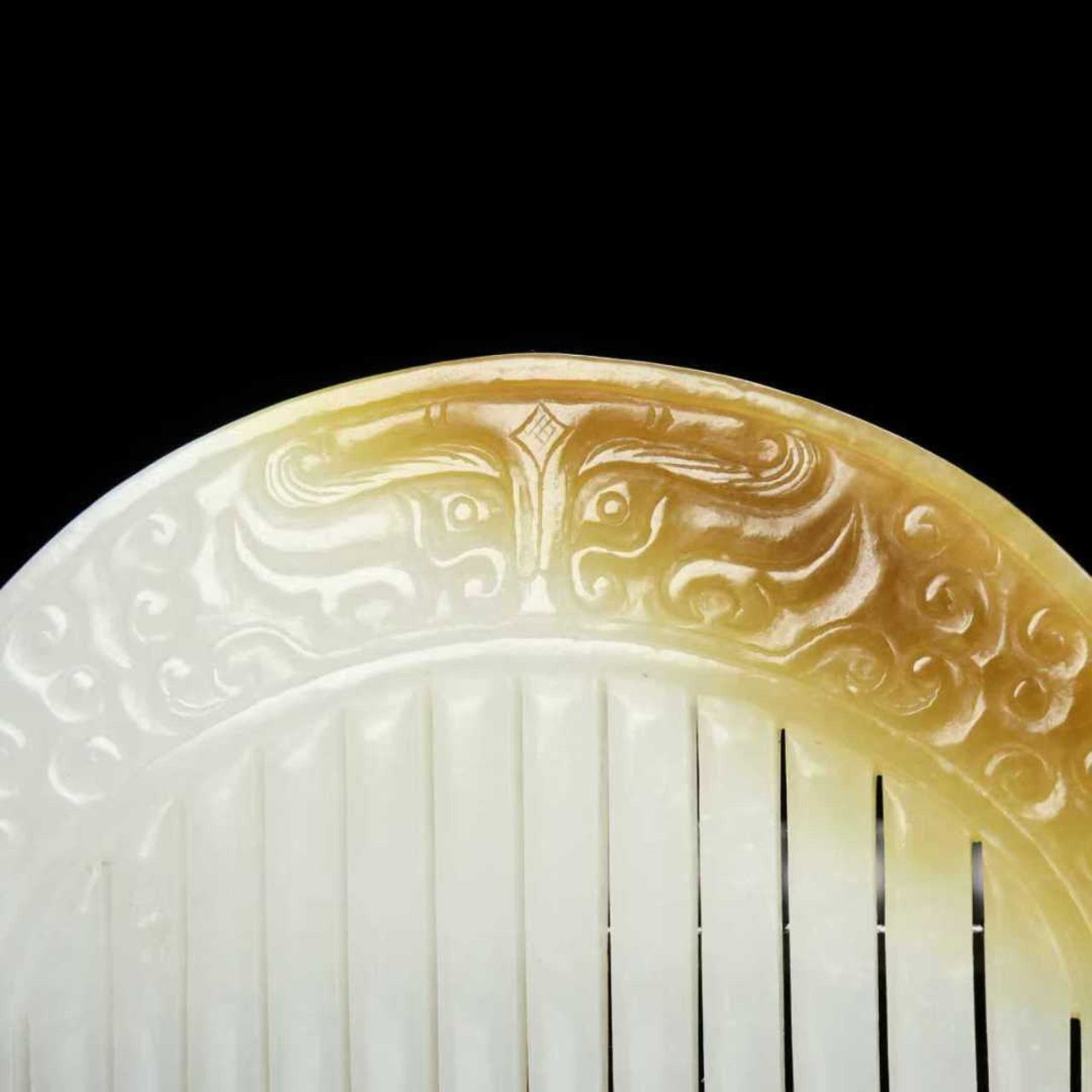 An Exquisite White Jade Beast-Face Pattern Comb - 2