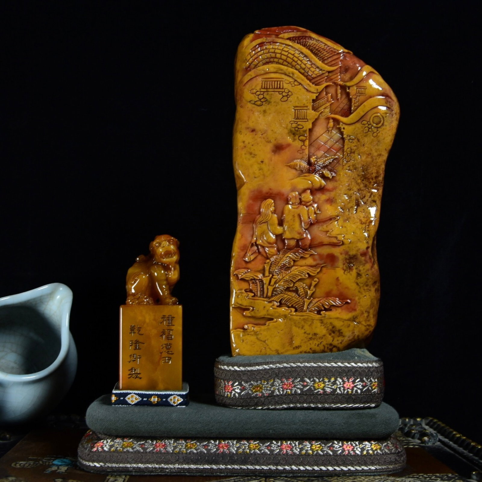 An Exquisite Tianhuang Stone Figure Pattern Ornament,With Auspicious Beast Pattern Seal: Estimated Value:6000-12000 An Exquisite Tianhuang Stone Figure Pattern Ornament,With Auspicious Beast Pattern Seal,Qing Dynasty,China,Qianlong Four-character