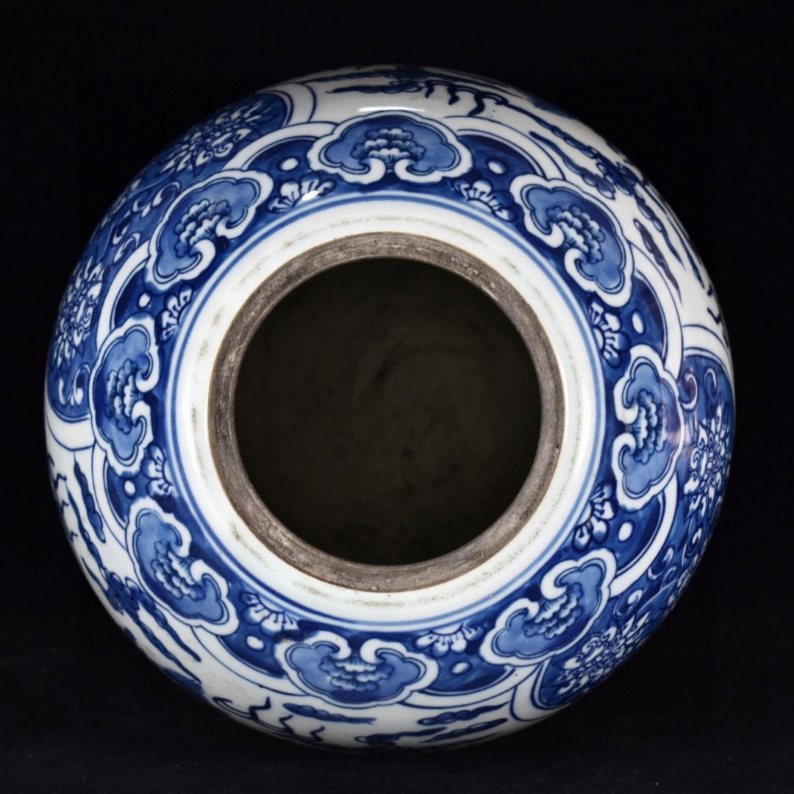 A Rare Blue and White Auspicious Cloud and Dragon Pattern Cover Jar - 7