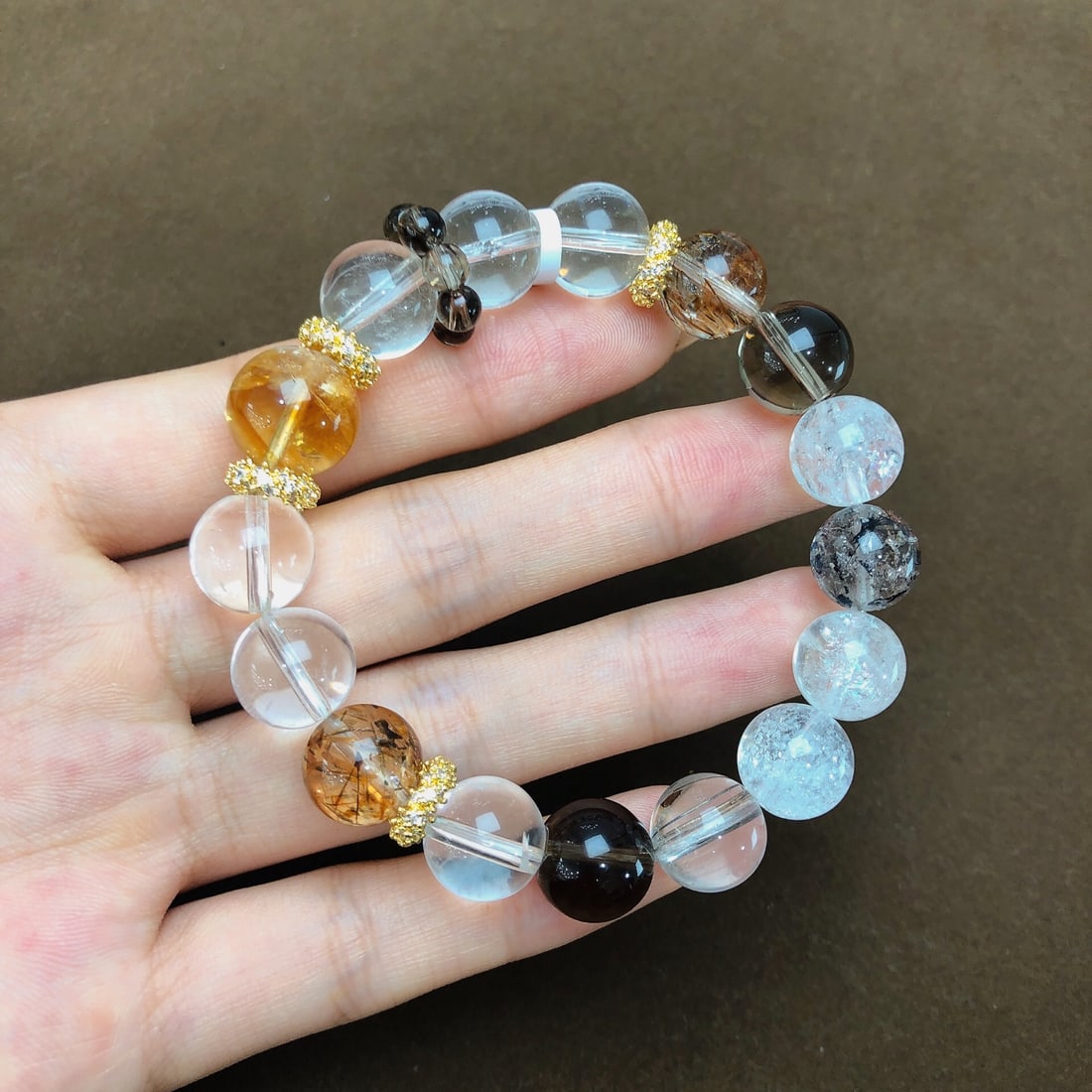 An Exquisite Crystal Bracelets: Estimated Value:600-1200 An Exquisite Crystal Bracelets,Size:11.5mm,12.7mm, Weight:36.8g 水晶手串
