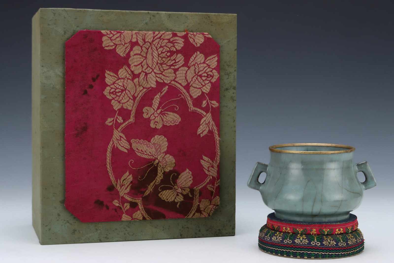 An Exquisite Guan yao Celadon Glazed Cover with Gold Double-Ears Censer,with an Imperial Poem by ...: Estimated Value:1200-2400 An Exquisite Guan yao Celadon Glazed Cover with Gold Double-Ears Censer,with an Imperial Poem by Emperor Qianlong,Song Dynasty,China,Size:2.7inx4.7in
