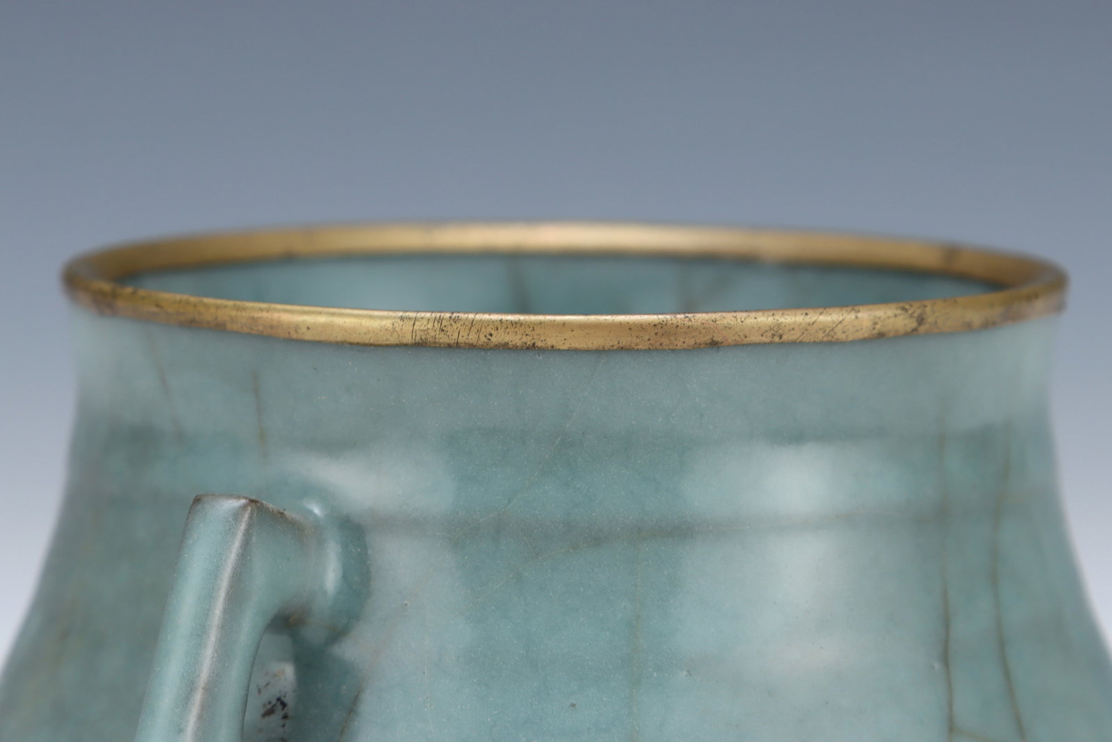 An Exquisite Guan yao Celadon Glazed Cover with Gold Double-Ears Censer,with an Imperial Poem by ... - 4