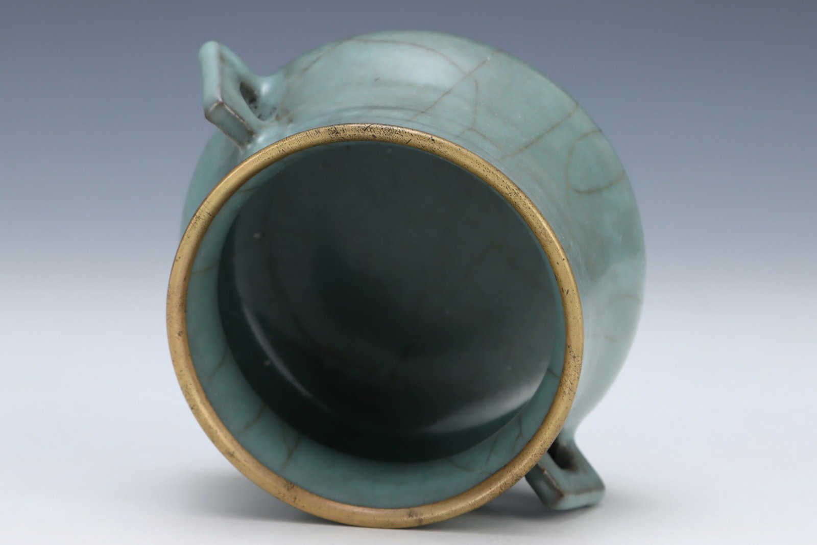 An Exquisite Guan yao Celadon Glazed Cover with Gold Double-Ears Censer,with an Imperial Poem by ... - 6