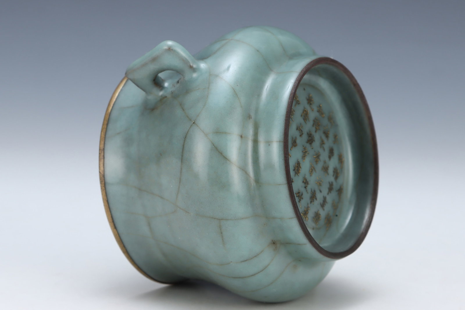 An Exquisite Guan yao Celadon Glazed Cover with Gold Double-Ears Censer,with an Imperial Poem by ... - 7