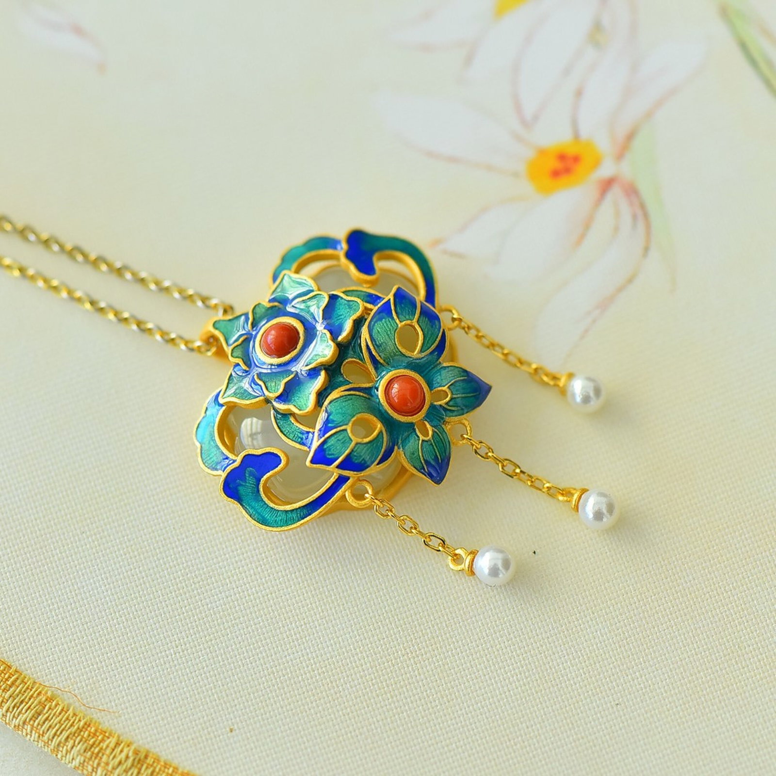 An Exquisite Sterling Silver-Gold Plated Inlaid White Jade Pendant,Inlaid Pearl: Estimated Value:300-600 An Exquisite Sterling Silver-Gold Plated Inlaid White Jade Pendant,Inlaid Pearl