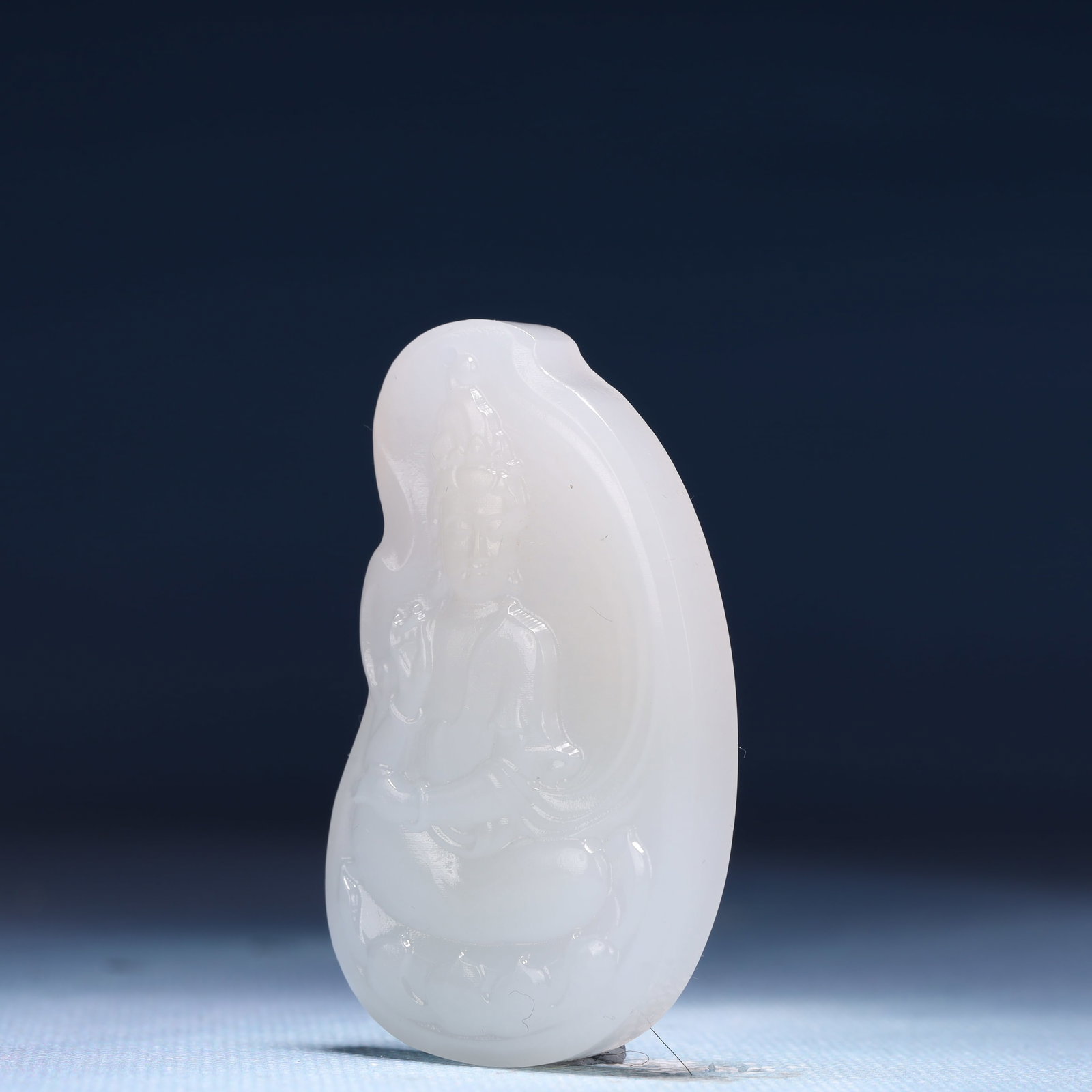 An Exquisite White Jade Statue of Avalokitesvara Pendant - 2