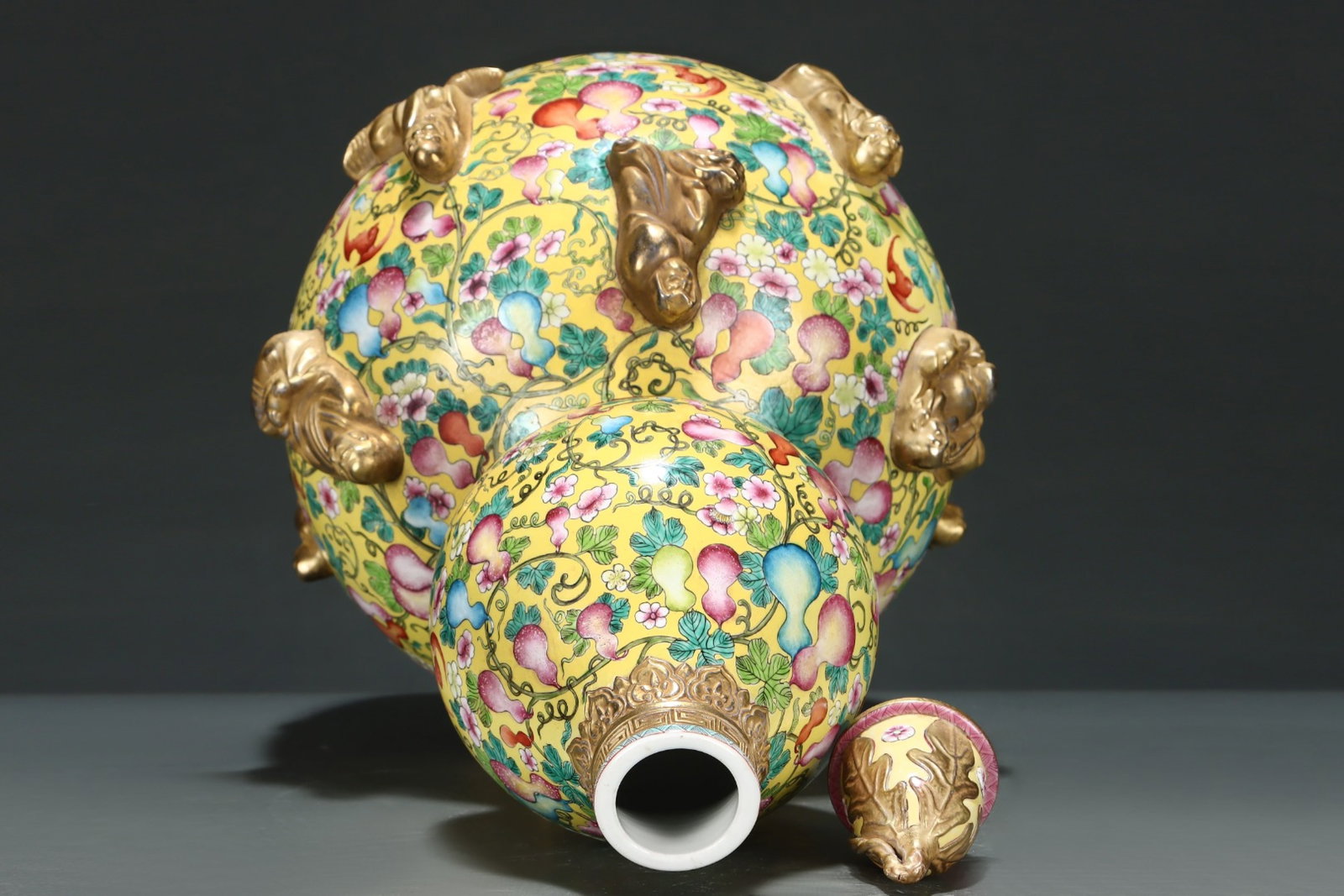 A Huge Yellow Ground Famille-Rose Painted Gold Gourd Buddha Statue Pattern Gourd Bottle,With Vert... - 4