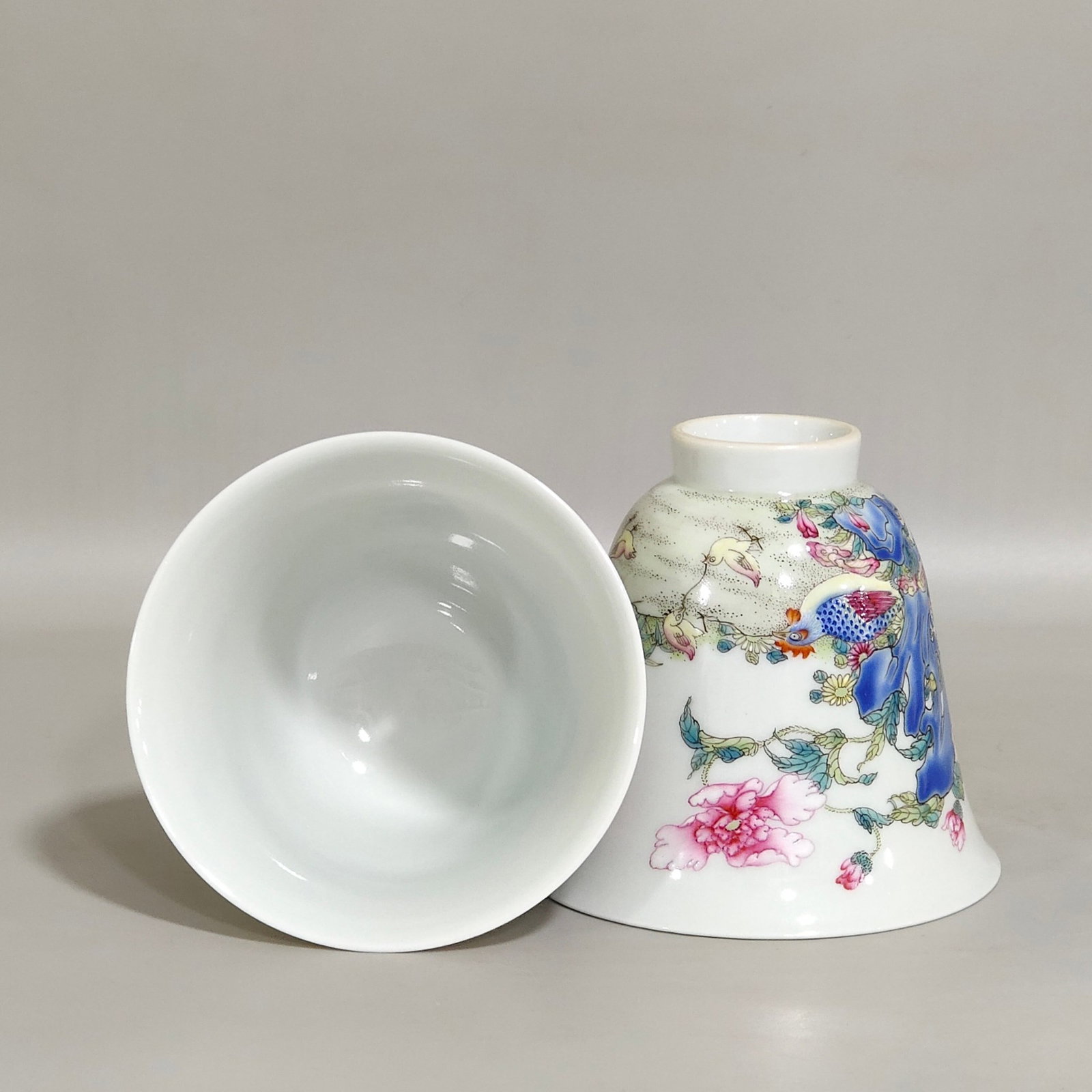 A Pair of Exquisite Famille-Rose Flower and Rooster Pattern Cups - 2