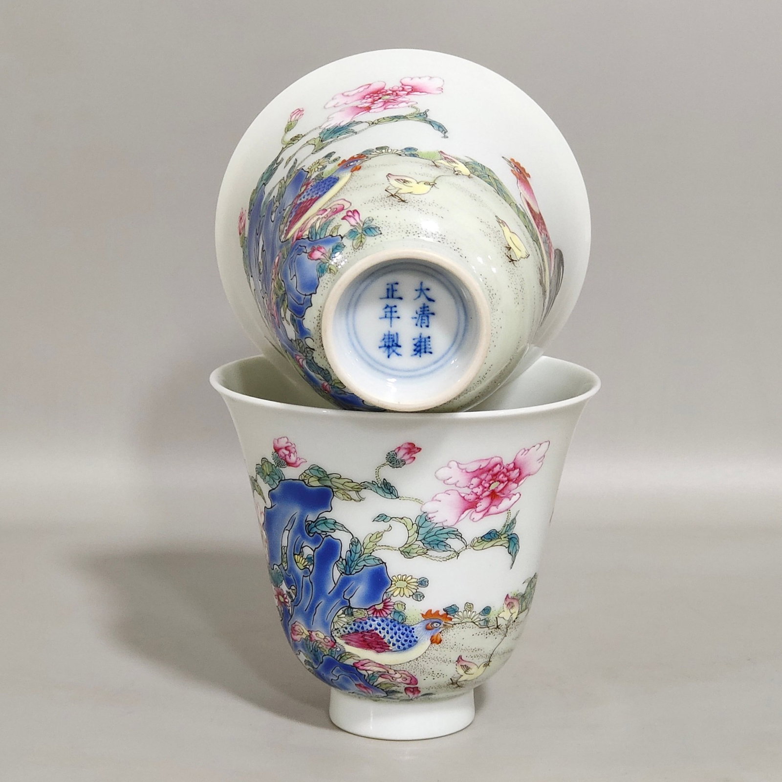 A Pair of Exquisite Famille-Rose Flower and Rooster Pattern Cups - 9