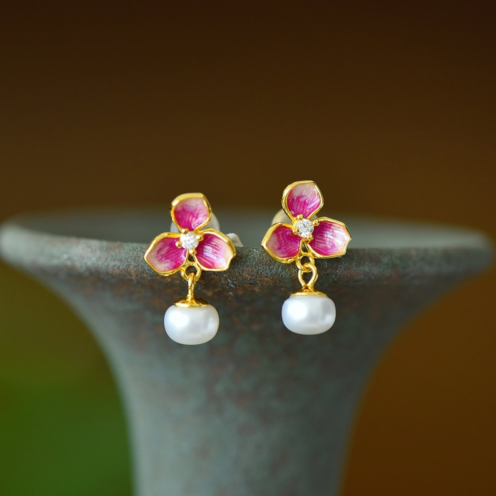 A Pair of Exquisite Sterling Silver-Gold Plated Inlaid Pearls Enamel Earrings - 3