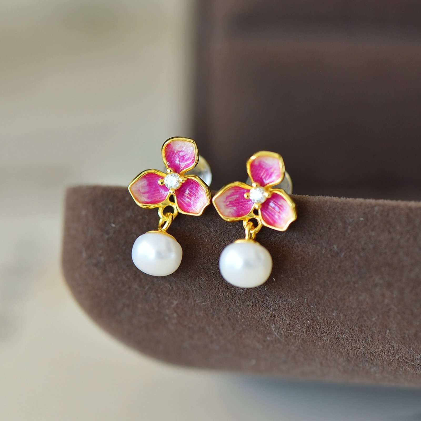 A Pair of Exquisite Sterling Silver-Gold Plated Inlaid Pearls Enamel Earrings - 4
