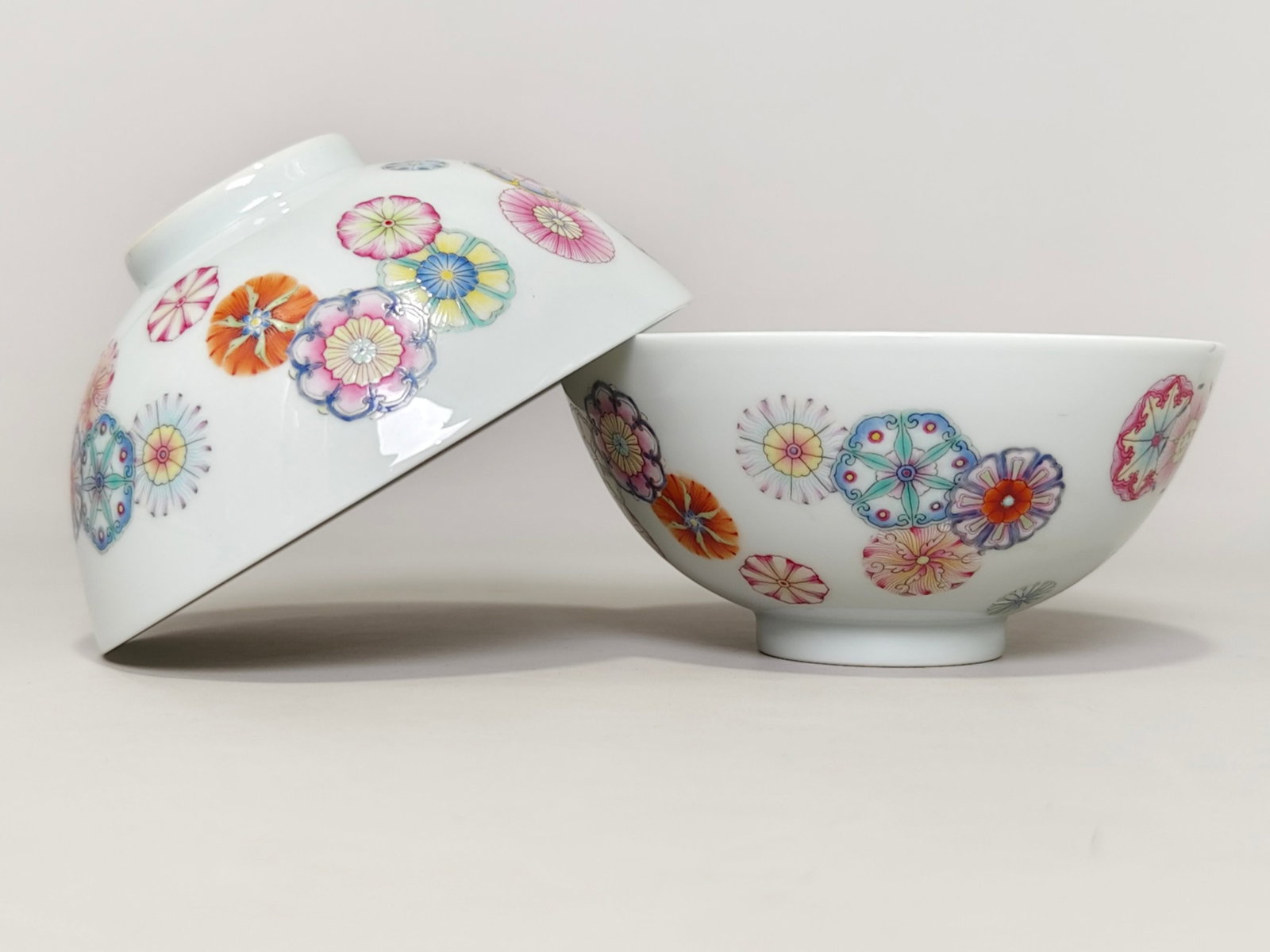 A Pair of Exquisite Famille-Rose Flower Pattern Bowls - 2