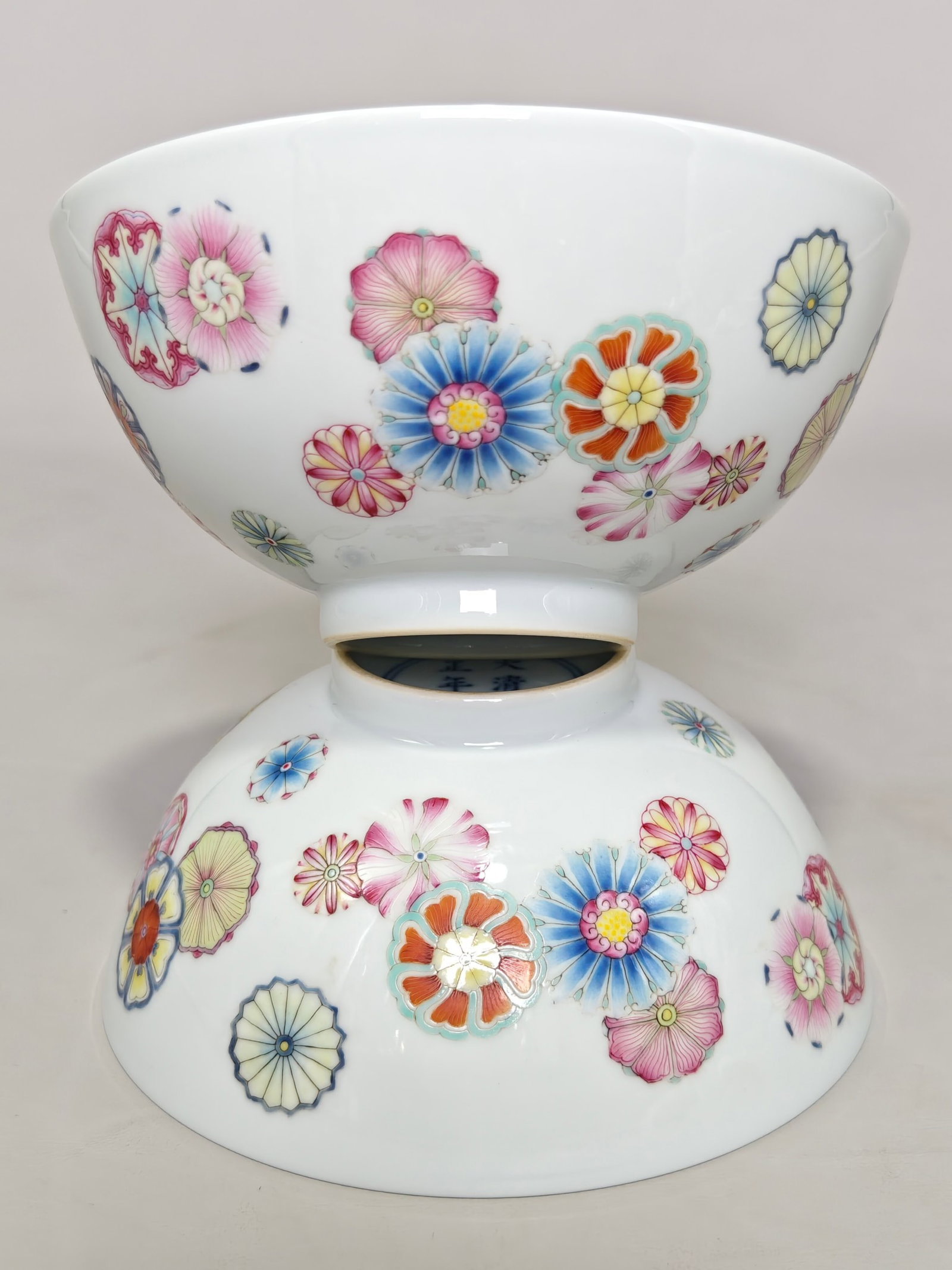A Pair of Exquisite Famille-Rose Flower Pattern Bowls - 3
