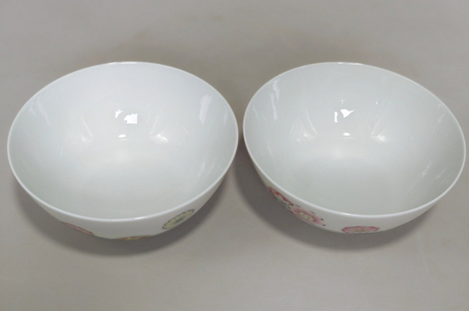A Pair of Exquisite Famille-Rose Flower Pattern Bowls - 4