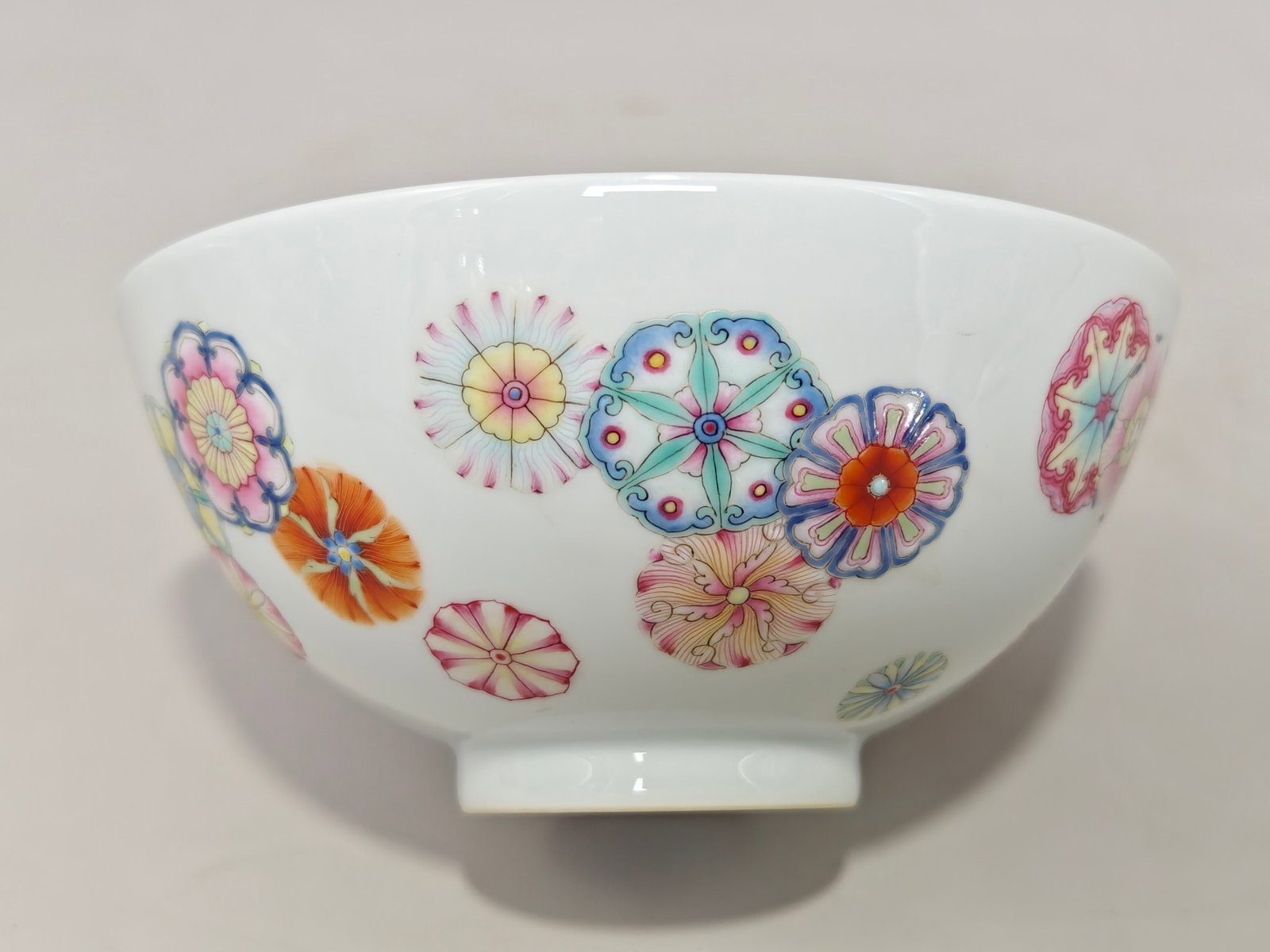 A Pair of Exquisite Famille-Rose Flower Pattern Bowls - 5