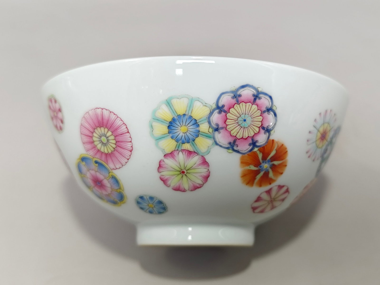 A Pair of Exquisite Famille-Rose Flower Pattern Bowls - 6