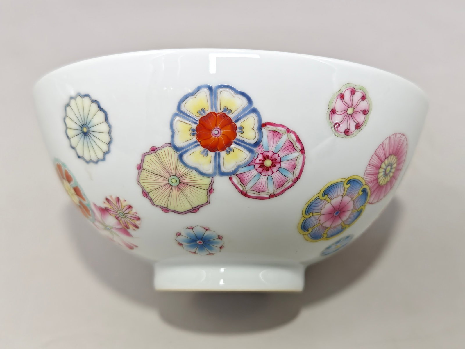 A Pair of Exquisite Famille-Rose Flower Pattern Bowls - 7