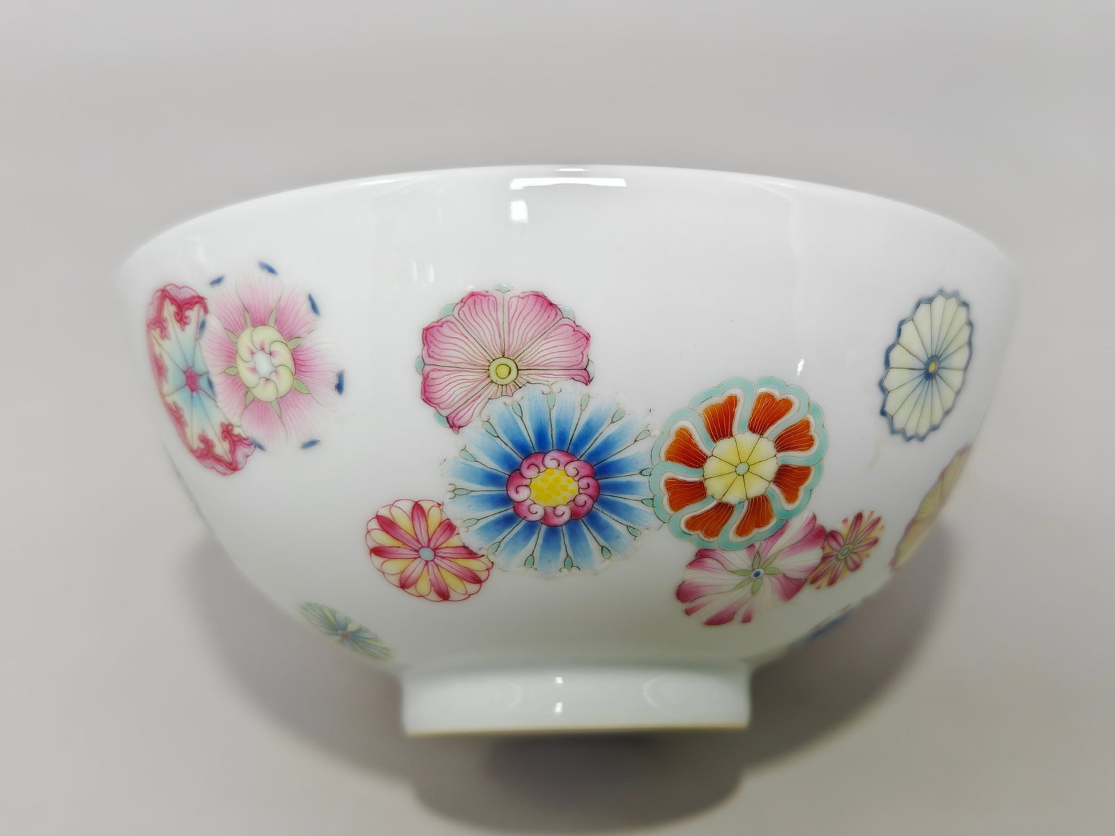 A Pair of Exquisite Famille-Rose Flower Pattern Bowls - 8