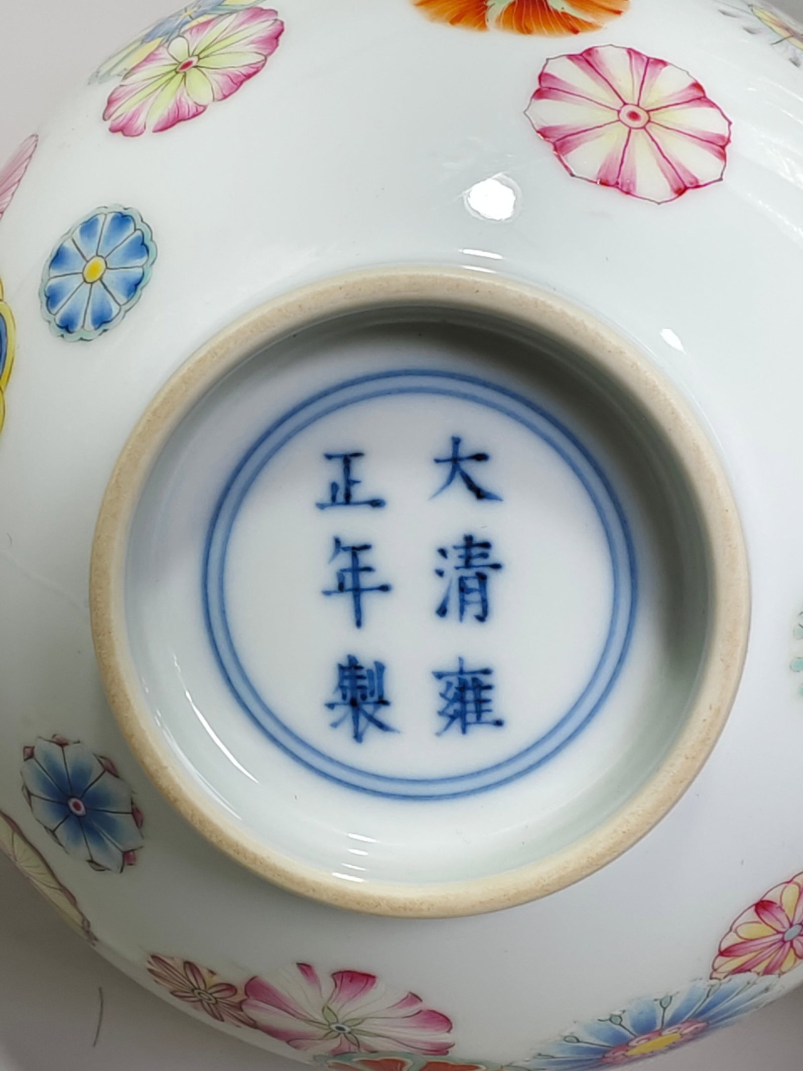 A Pair of Exquisite Famille-Rose Flower Pattern Bowls - 9